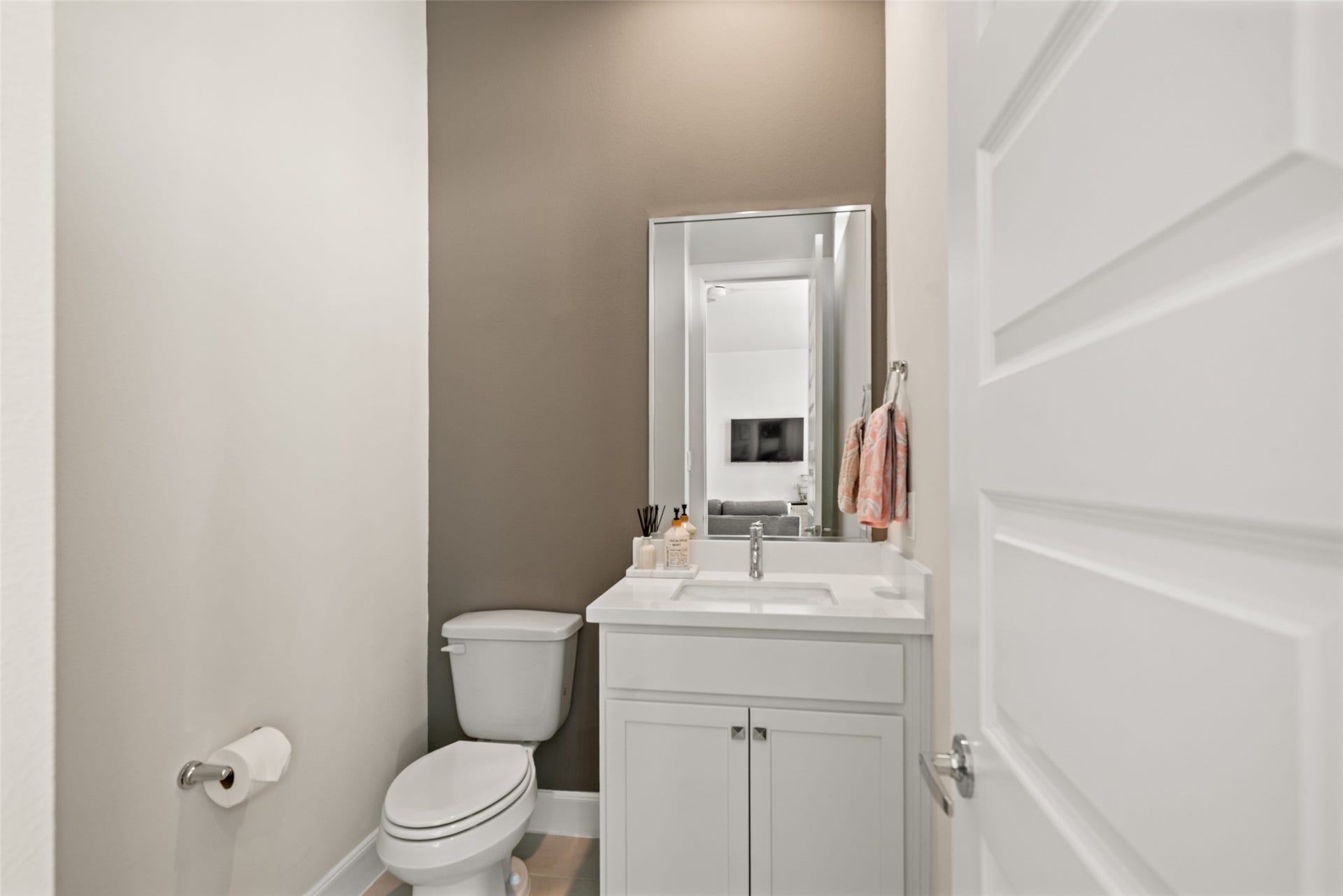 502 W Donovan Street, #A, Houston, TX 77091 Spacious half bath located off main living area.