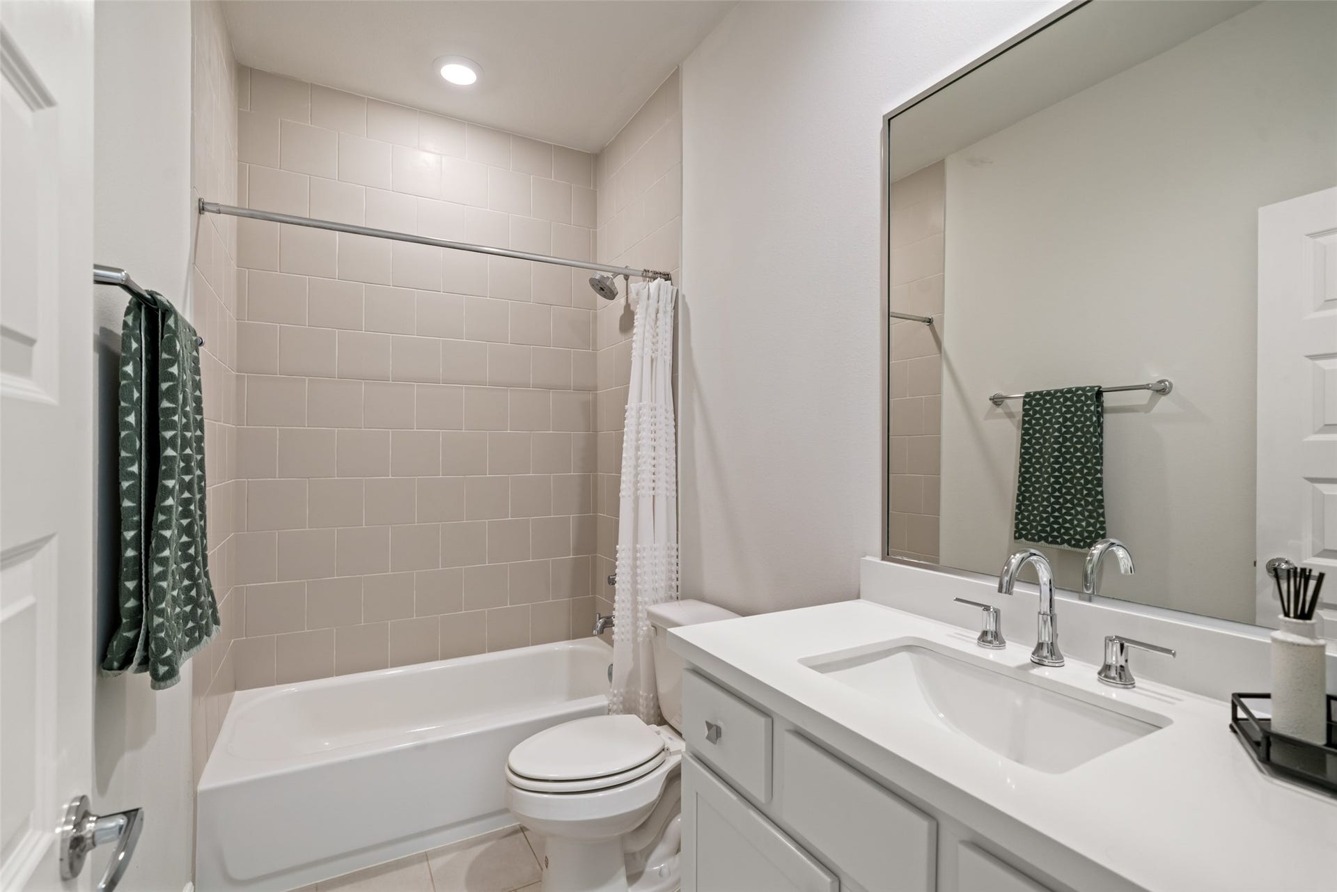 502 W Donovan Street, #A, Houston, TX 77091 Full bath downstairs with a tub/shower combo and a quartz vanity.