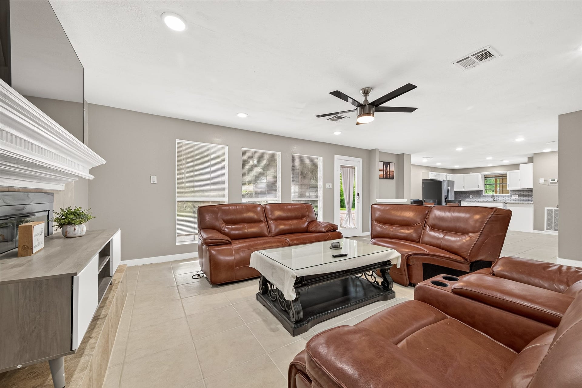 552 Roanoke Drive, Conroe, TX 77302