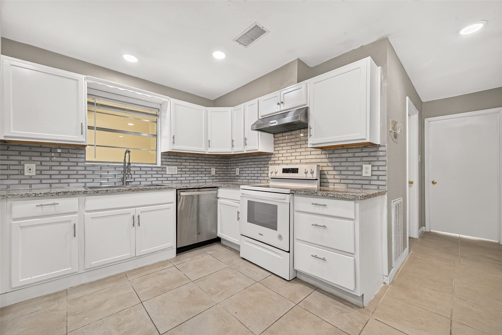 552 Roanoke Drive, Conroe, TX 77302