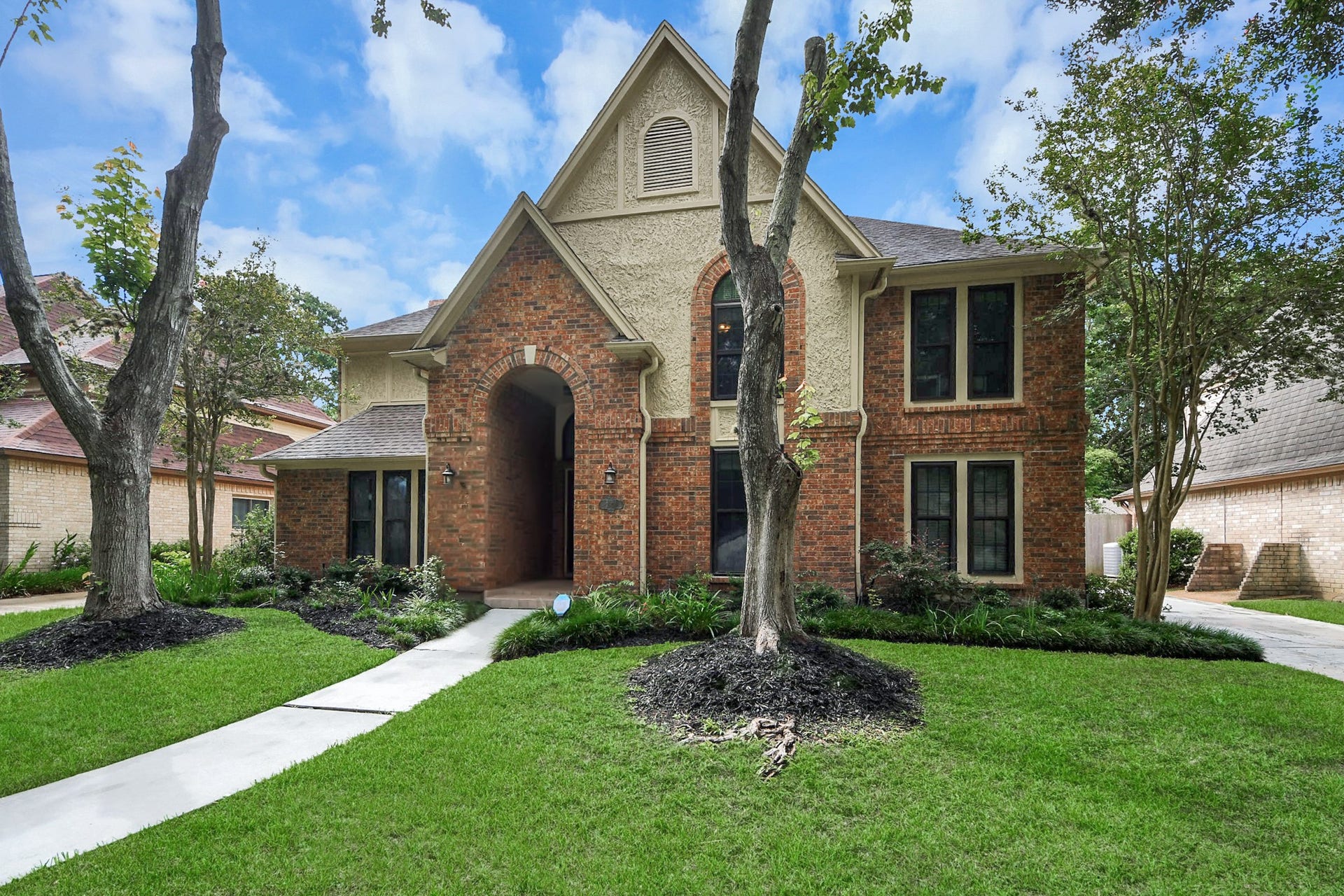 2307 Stephens Grant Drive, Sugar Land, TX 77479 Welcome home to 2307 Stephens Grant in First Colony. Stately brick-and-stucco faade accented by mature trees, arched windows, and a welcoming front walkway leading to a grand covered entry.