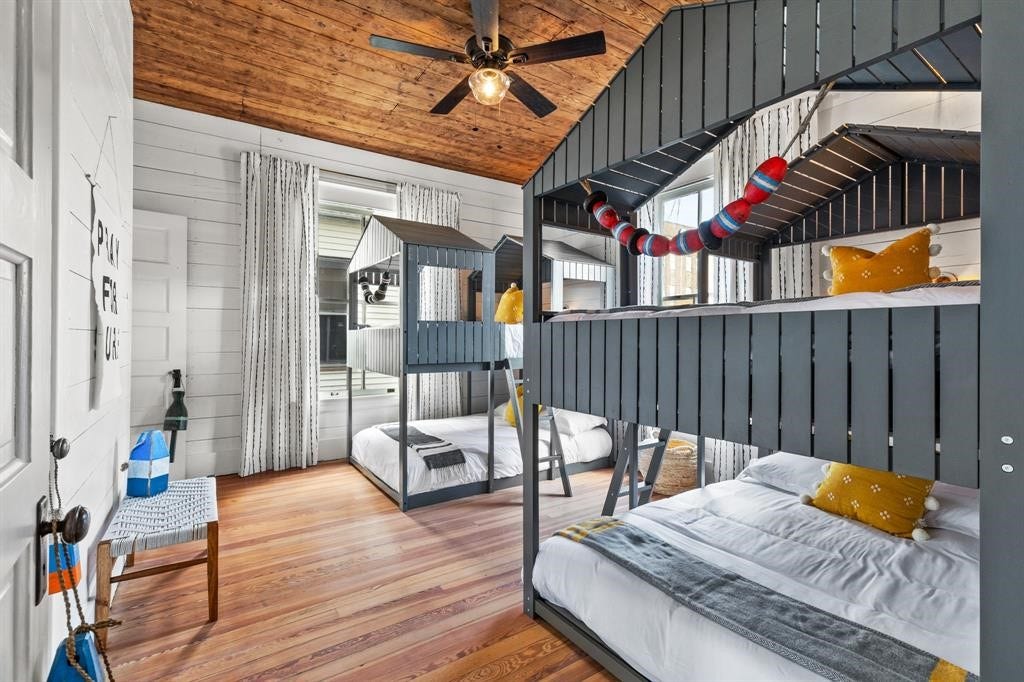 801 24th Street, Galveston, TX 77550 Adorable bunk room!
