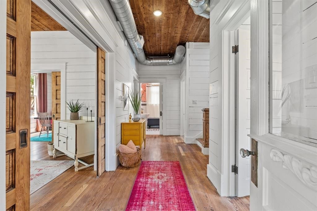801 24th Street, Galveston, TX 77550 Spacious entryway!