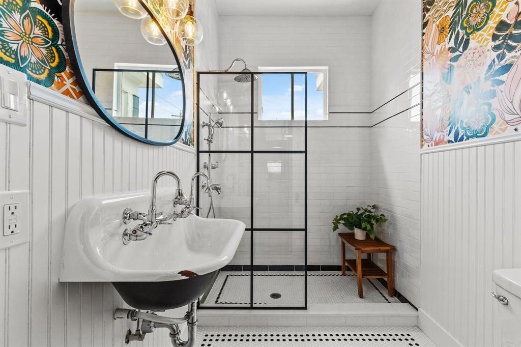 801 24th Street, Galveston, TX 77550 Full bath on the second floor. Beautiful wallpaper, framed mirror and stand alone, fully tiled shower.
