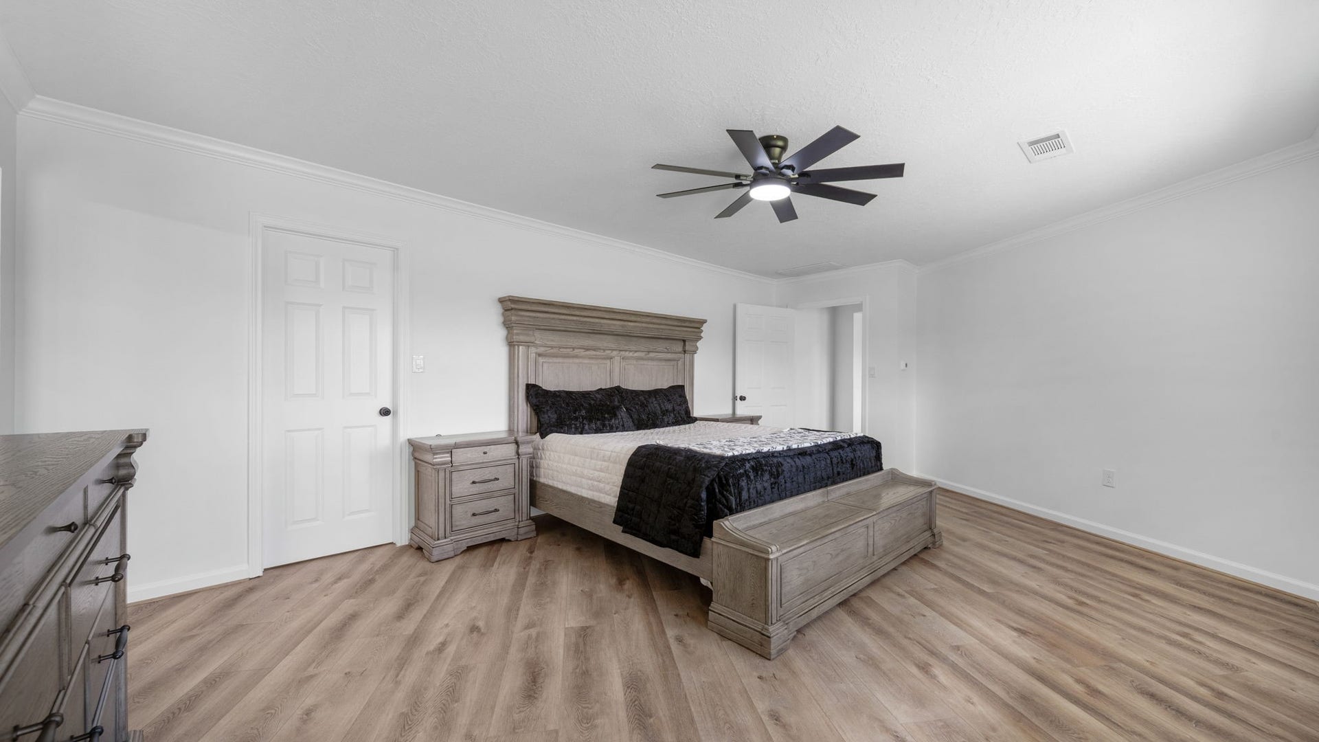 15502 Kitty Hawk Drive, Waller, TX 77484 Primary bedroom with large walk in closet, plenty of room for big furniture
