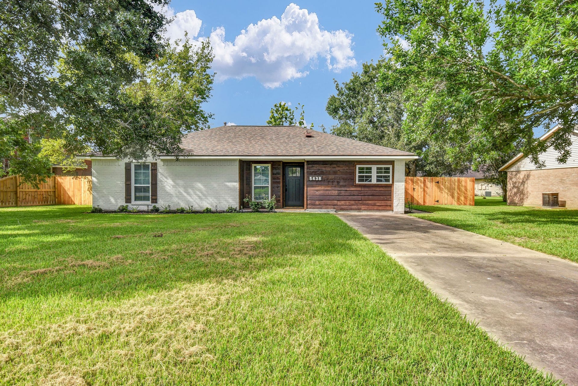 5438 Novak Court, Danbury, TX 77534