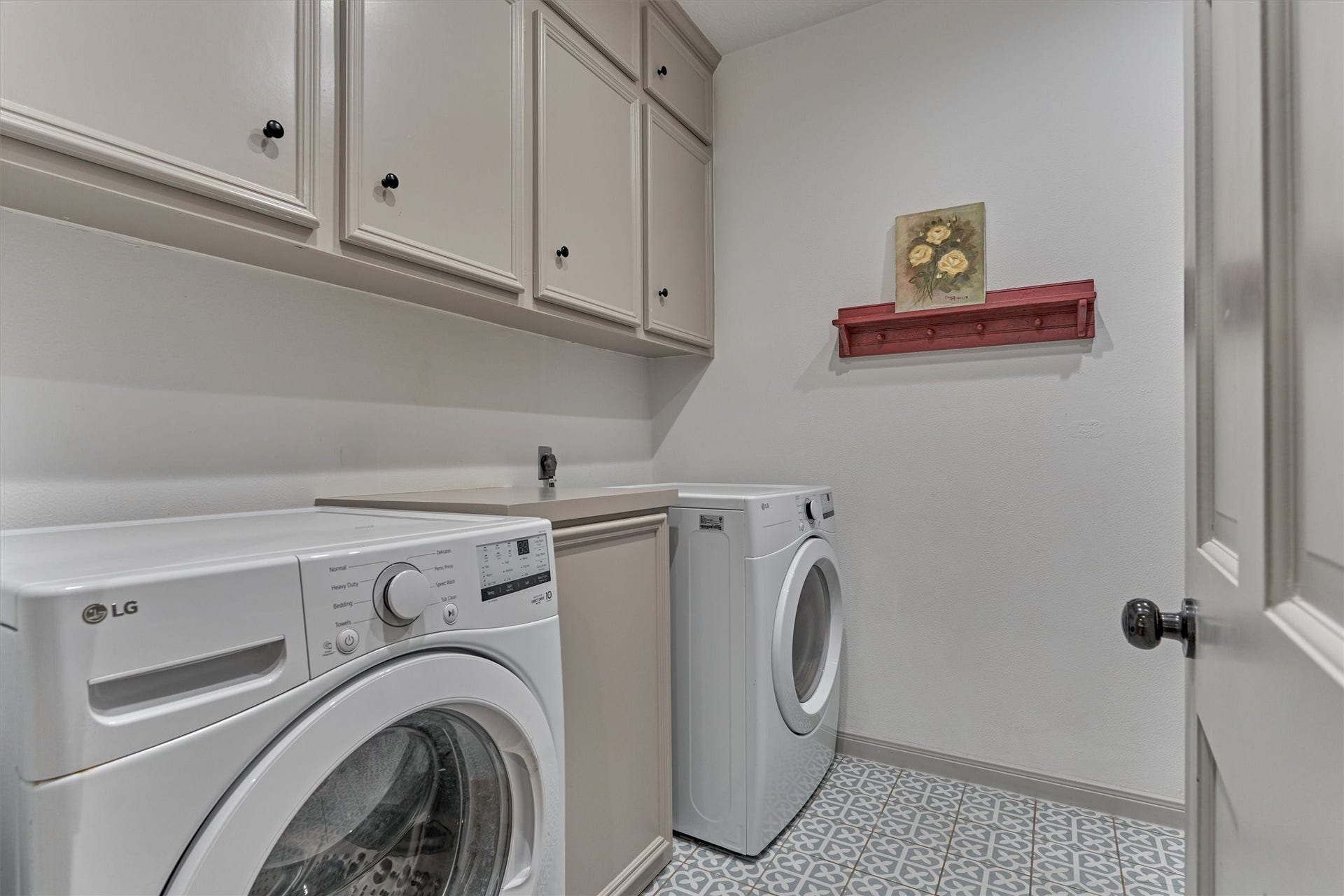 42 Golden Shadow Circle, The Woodlands, TX 77381 Designed for convenience, the utility room provides great storage and workspace.