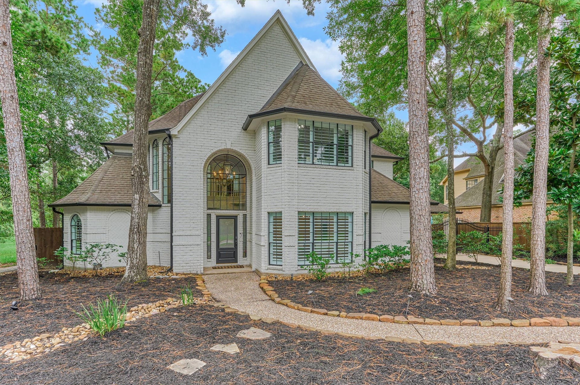 42 Golden Shadow Circle, The Woodlands, TX 77381 Welcome home to 42 Golden Shadow Circle!