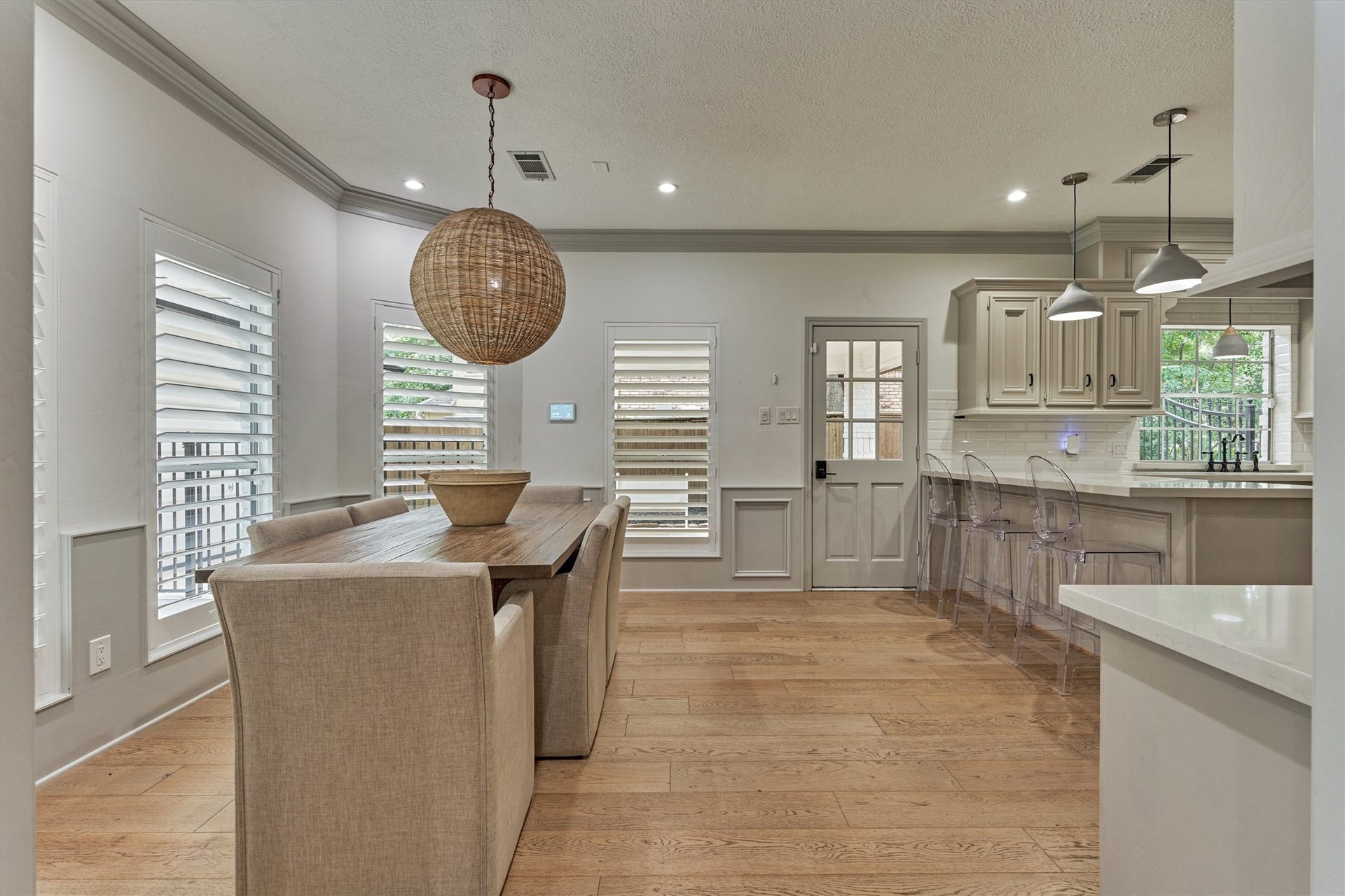 42 Golden Shadow Circle, The Woodlands, TX 77381 Den opens to kitchen and breakfast room for ease of entertaining!
