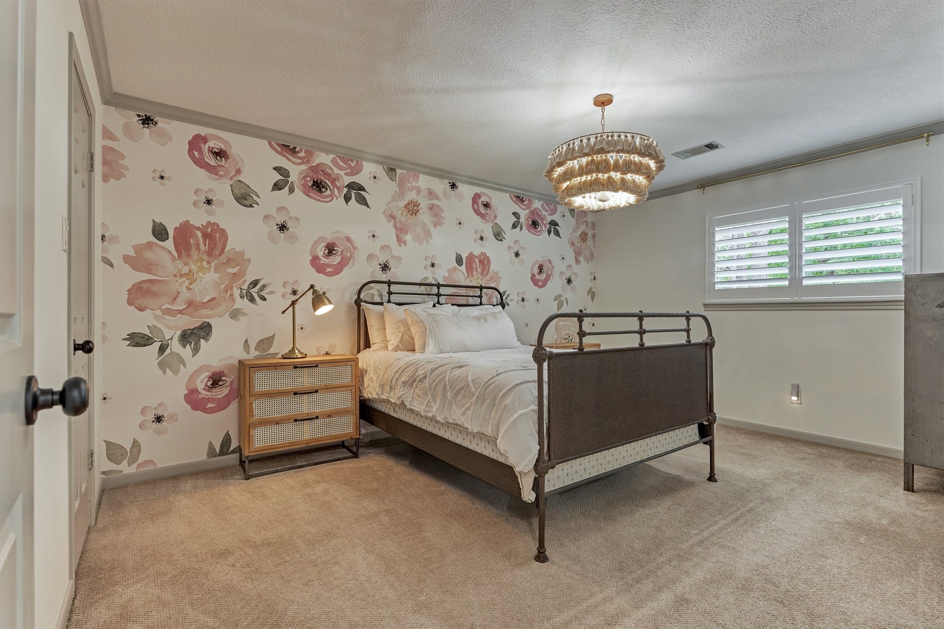 42 Golden Shadow Circle, The Woodlands, TX 77381 Secondary Bedroom #1 offers the comfort of a private en suite, complete with plush carpeting and a walk-in closet.