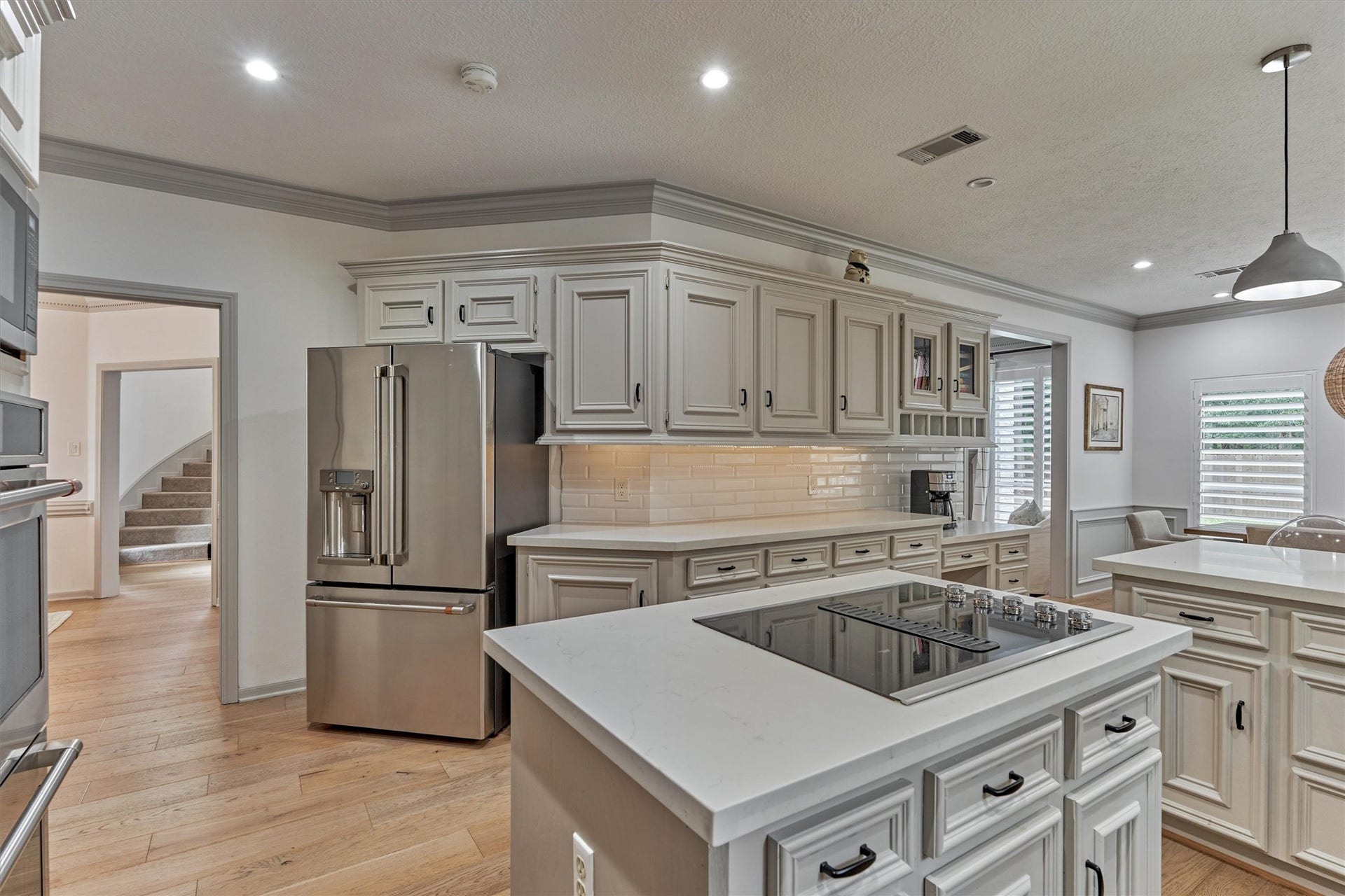 42 Golden Shadow Circle, The Woodlands, TX 77381 This sprawling kitchen offers abundant space and features a convenient pass-through to the dining room, making entertaining and serving effortless.