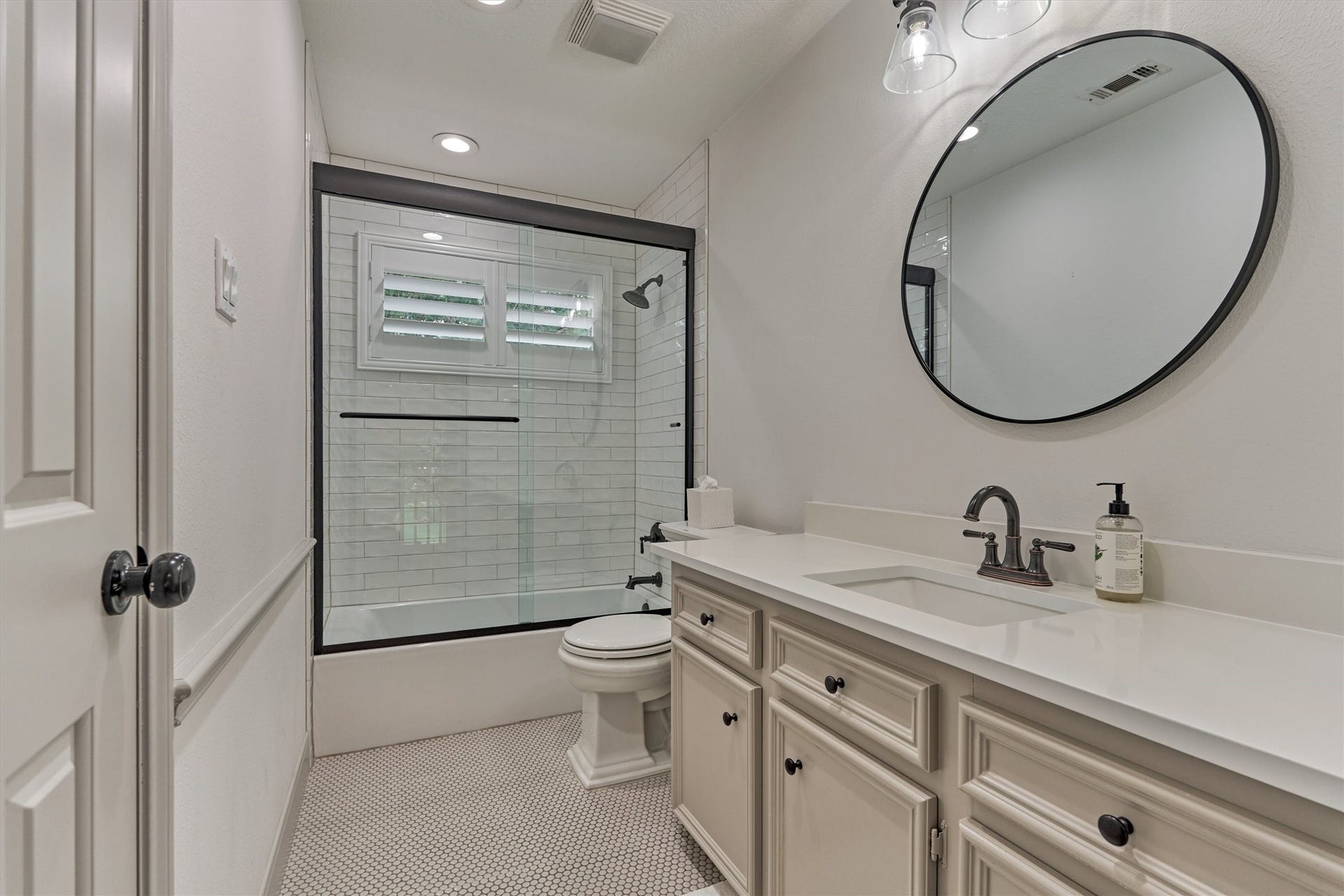 42 Golden Shadow Circle, The Woodlands, TX 77381 Serving as both an en suite and a guest bath, this renovated full bathroom offers private access from Secondary Bedroom #1 and convenient hallway access. Tons of storage here as well!
