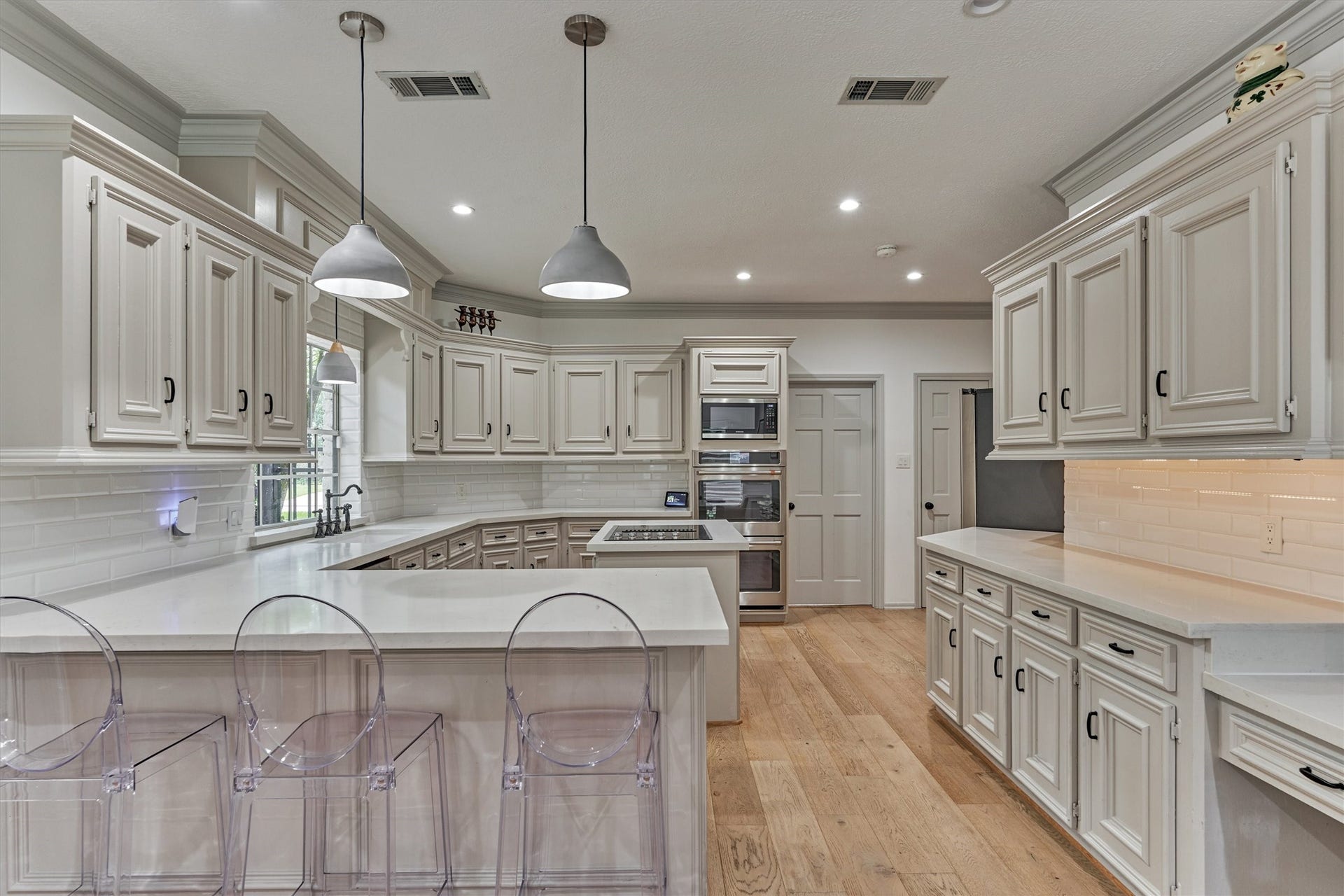 42 Golden Shadow Circle, The Woodlands, TX 77381 Designed with the home chef in mind, this spacious kitchen offers abundant cabinetry and ample prep space.