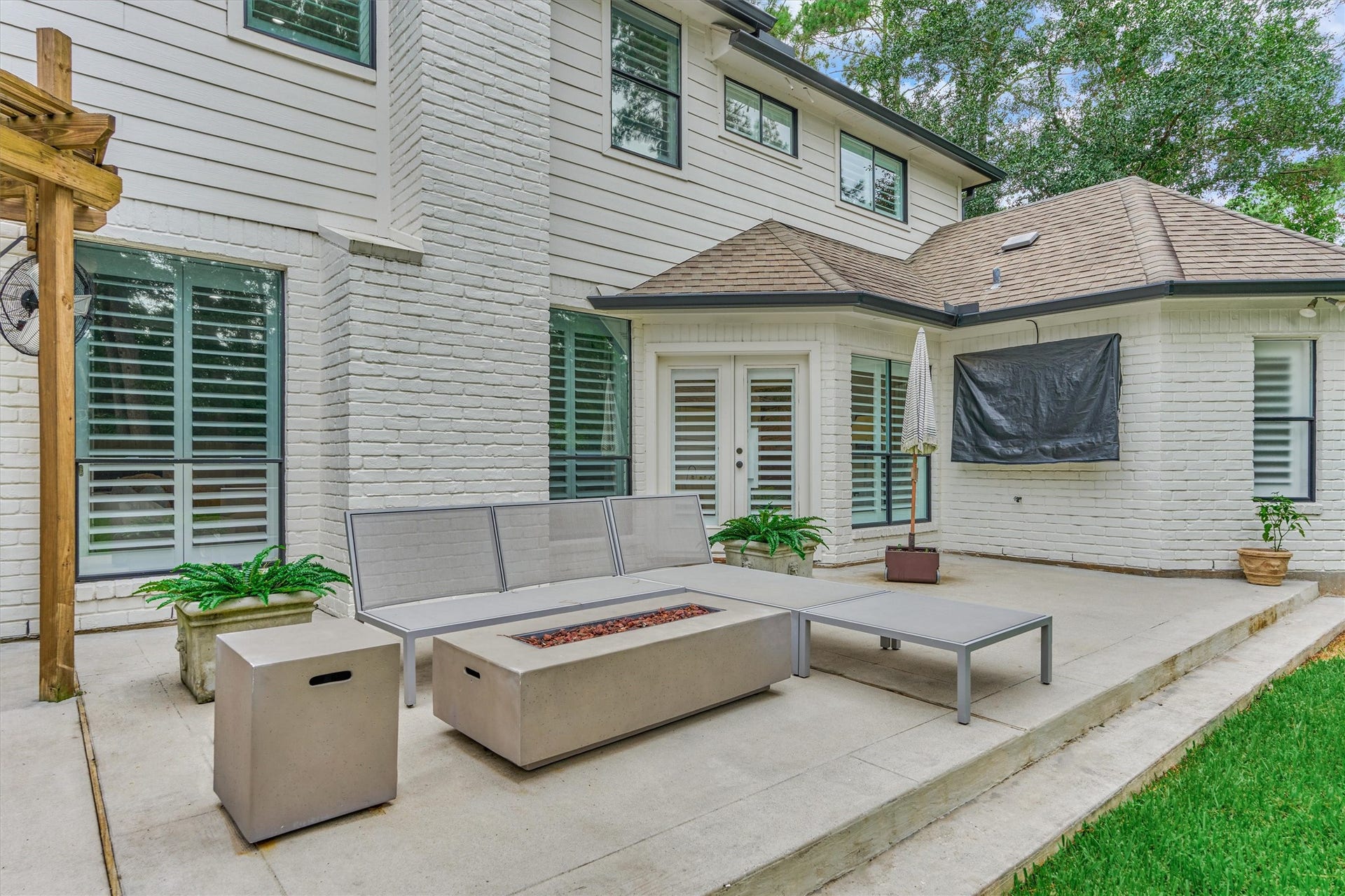 42 Golden Shadow Circle, The Woodlands, TX 77381 Enjoy generous patio space, perfect for creating your ideal outdoor living and entertaining area.