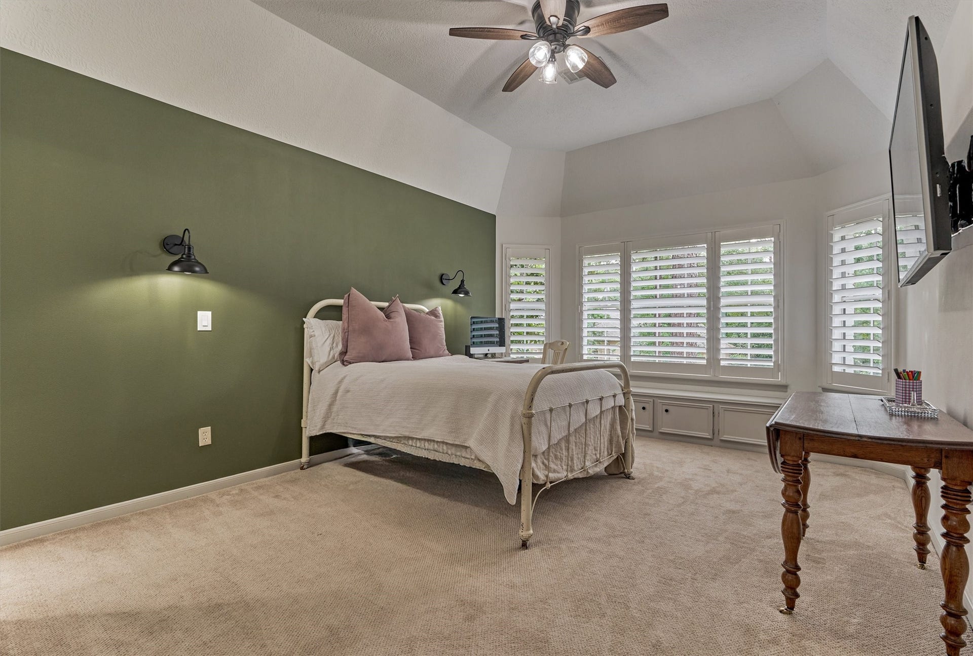 42 Golden Shadow Circle, The Woodlands, TX 77381 Generously sized, Secondary Bedroom #2 offers a private en suite, a built-in window seat, and a spacious walk-in closet.