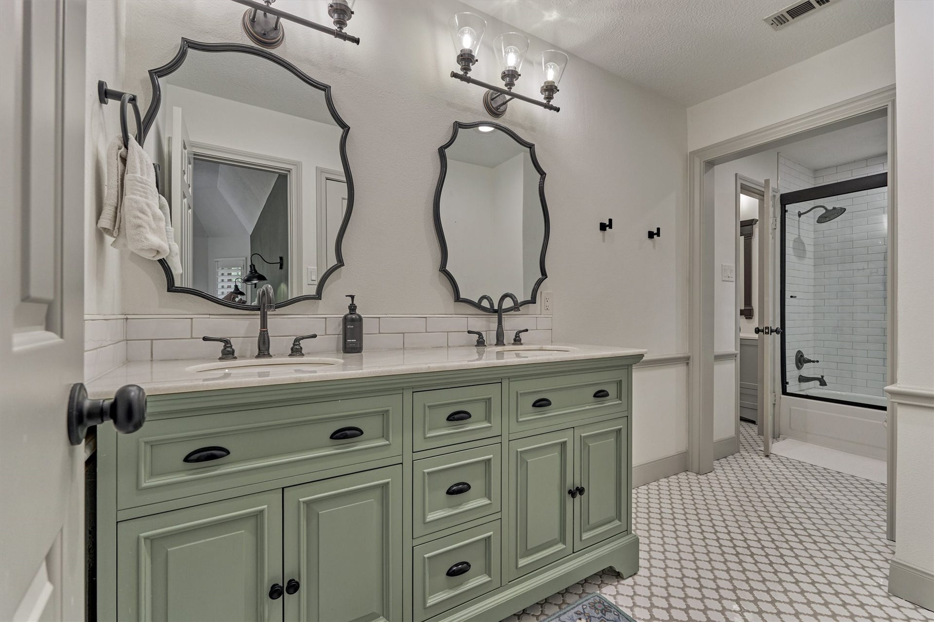 42 Golden Shadow Circle, The Woodlands, TX 77381 A well-appointed updated dual vanity option for Secondary Bedroom #2 with modern touches throughout this shared bath.