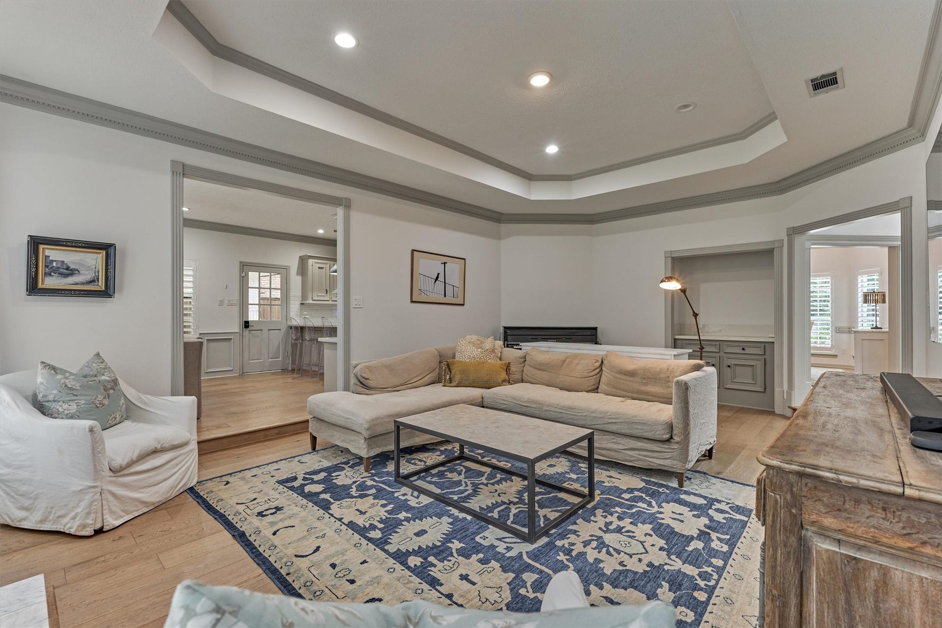 42 Golden Shadow Circle, The Woodlands, TX 77381 A built-in dry bar and seamless connection to the adjacent living spaces make the den ideal for everyday living and entertaining.
