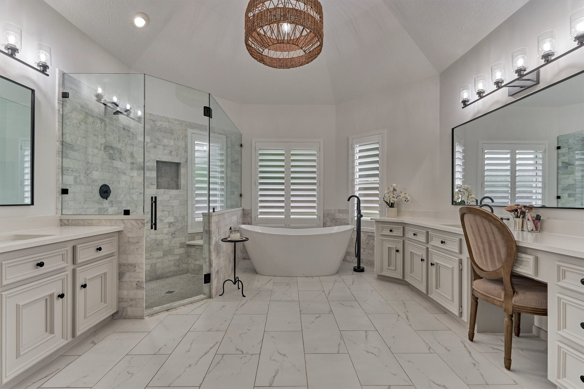 42 Golden Shadow Circle, The Woodlands, TX 77381 Designed for supreme relaxation, the spa-like primary bathroom showcases exquisite finishes, vaulted ceiling, and oversized walk in shower with bench alongside the soaking tub for maximum enjoyment.