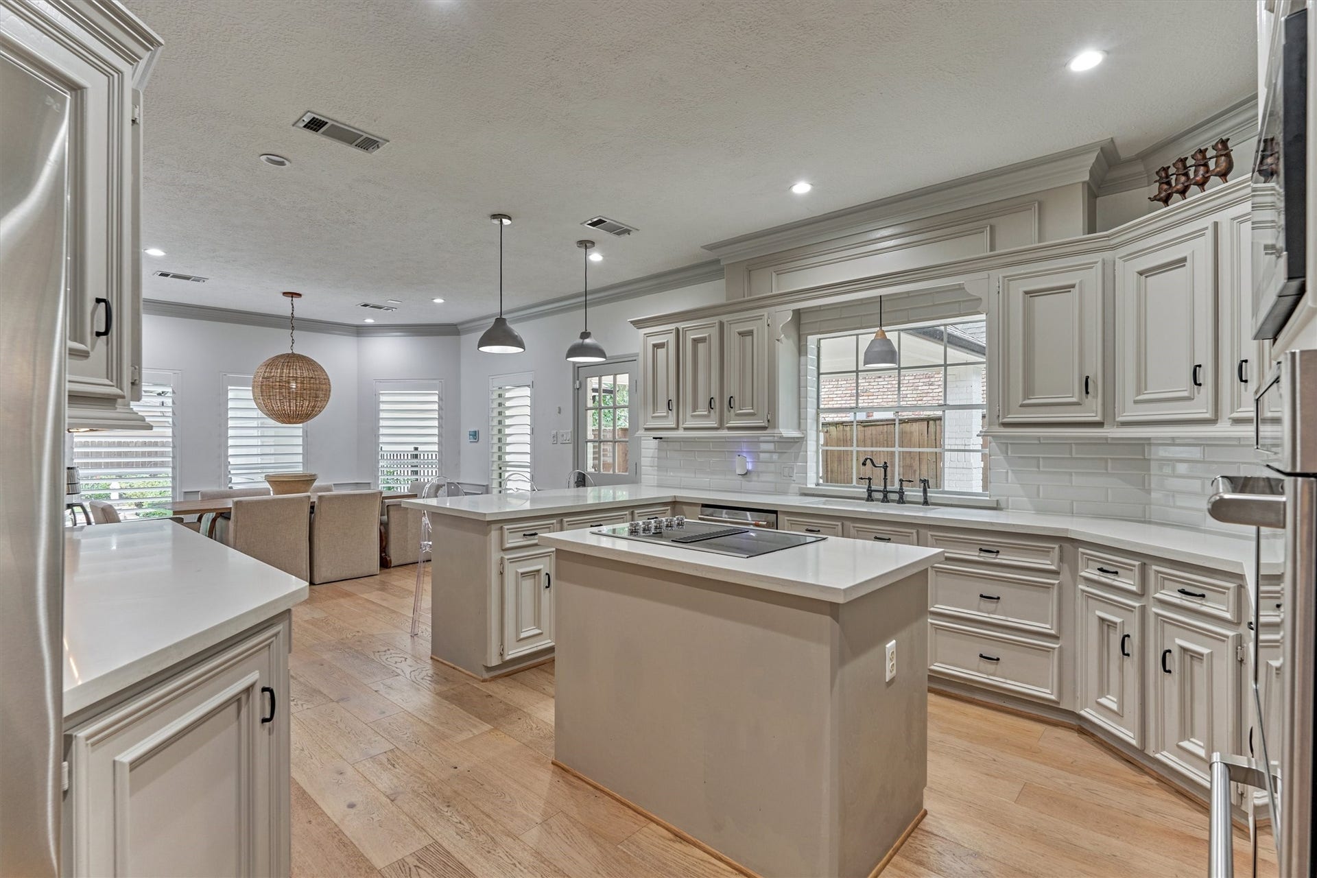 42 Golden Shadow Circle, The Woodlands, TX 77381 Designed as the heart of the home, this immaculate kitchen blends beautifully with the surrounding living spaces.