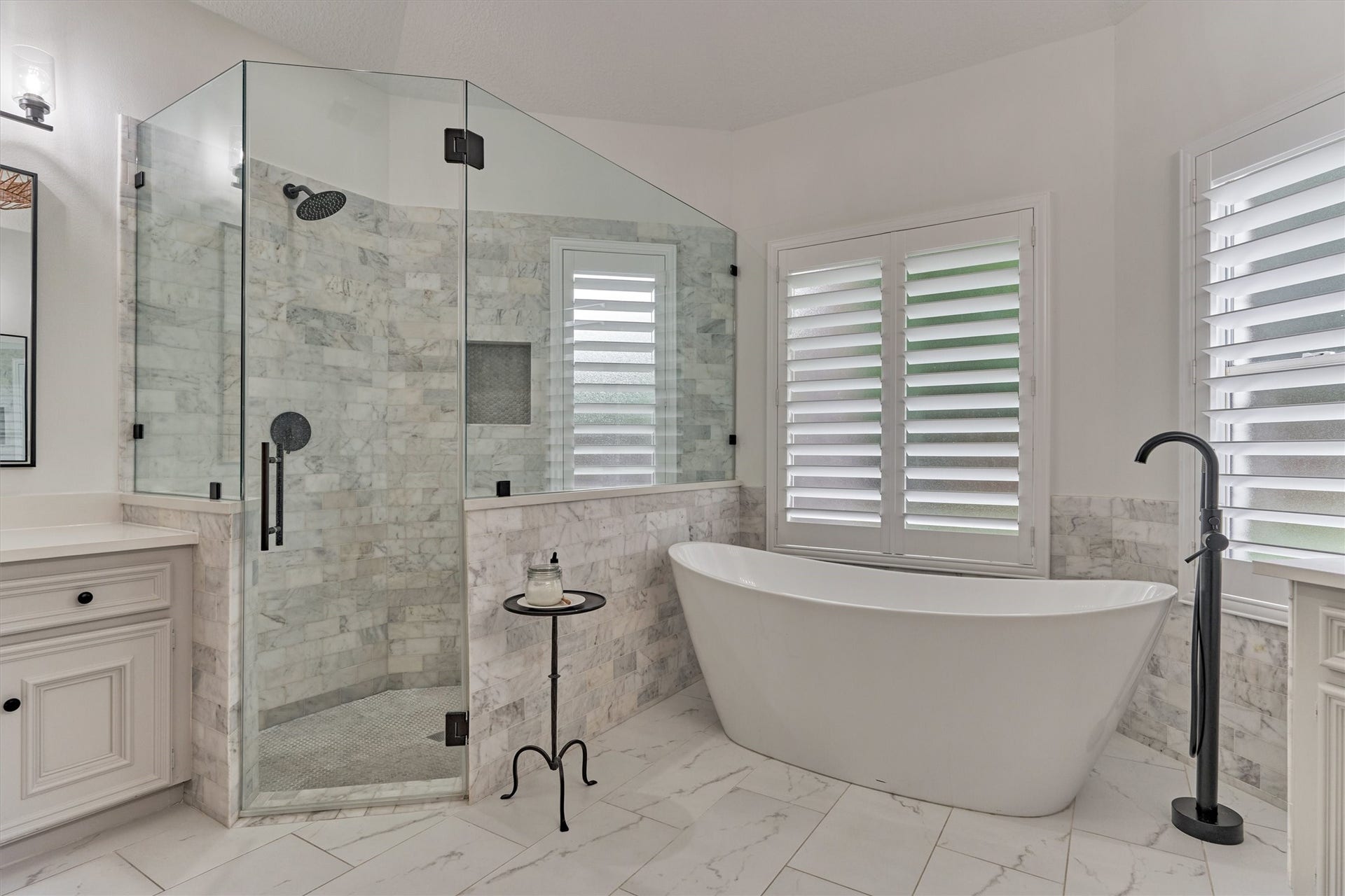 42 Golden Shadow Circle, The Woodlands, TX 77381 WOW! Oversized seamless shower + soaking tub are thoughtfully designed and the perfect spot to unwind!