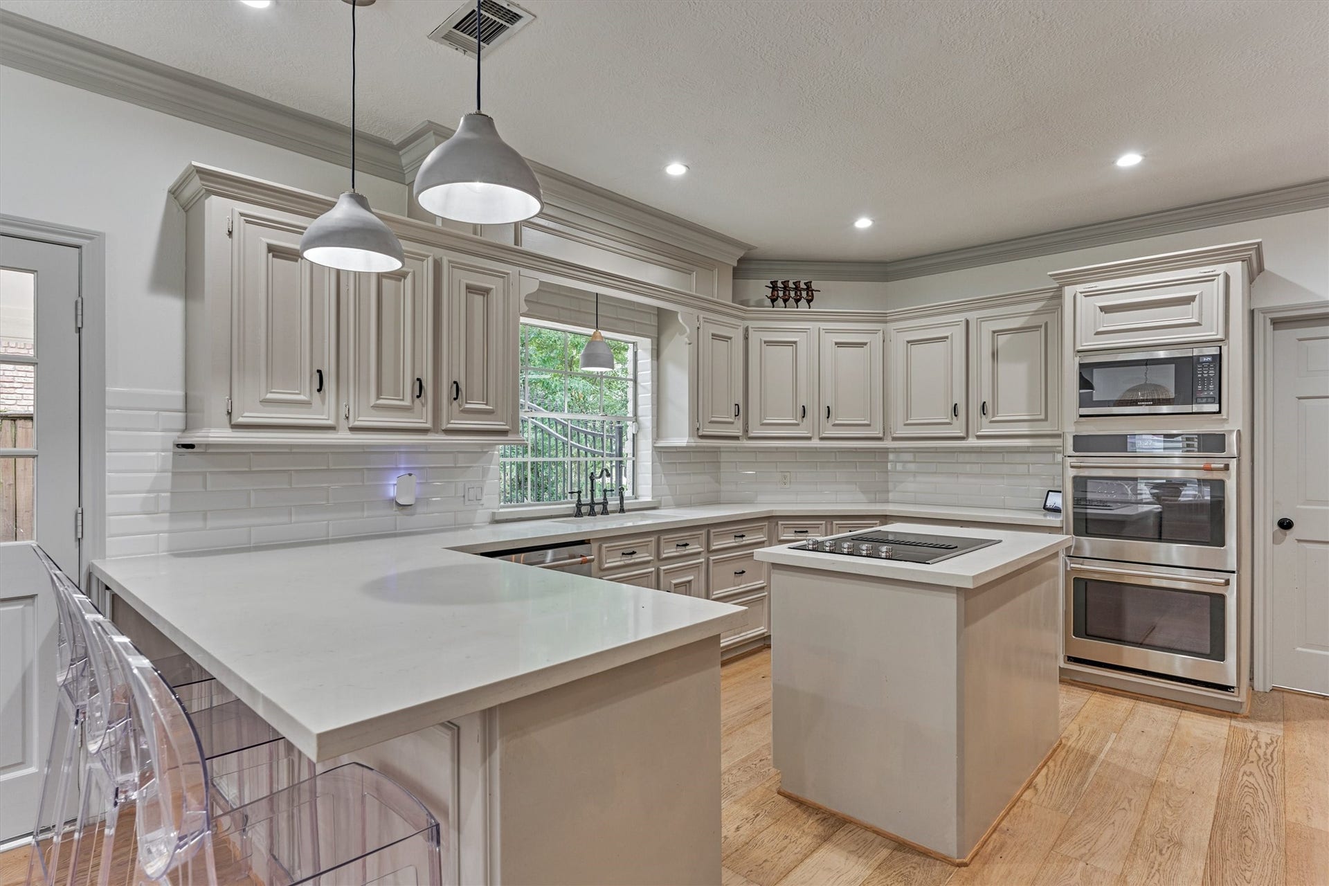 42 Golden Shadow Circle, The Woodlands, TX 77381 A generous dining bar offers additional seating for casual dining and entertaining.