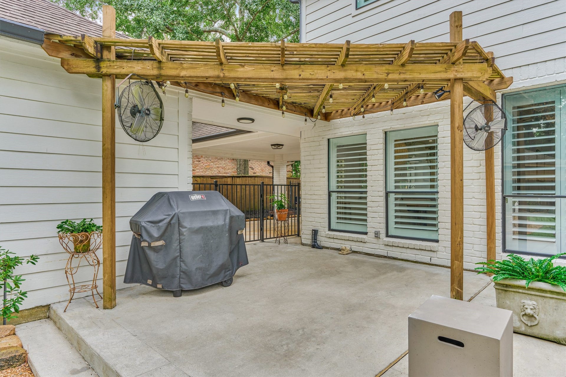 42 Golden Shadow Circle, The Woodlands, TX 77381 A charming covered lanai leads to the detached garage and adjoining porte cochere.