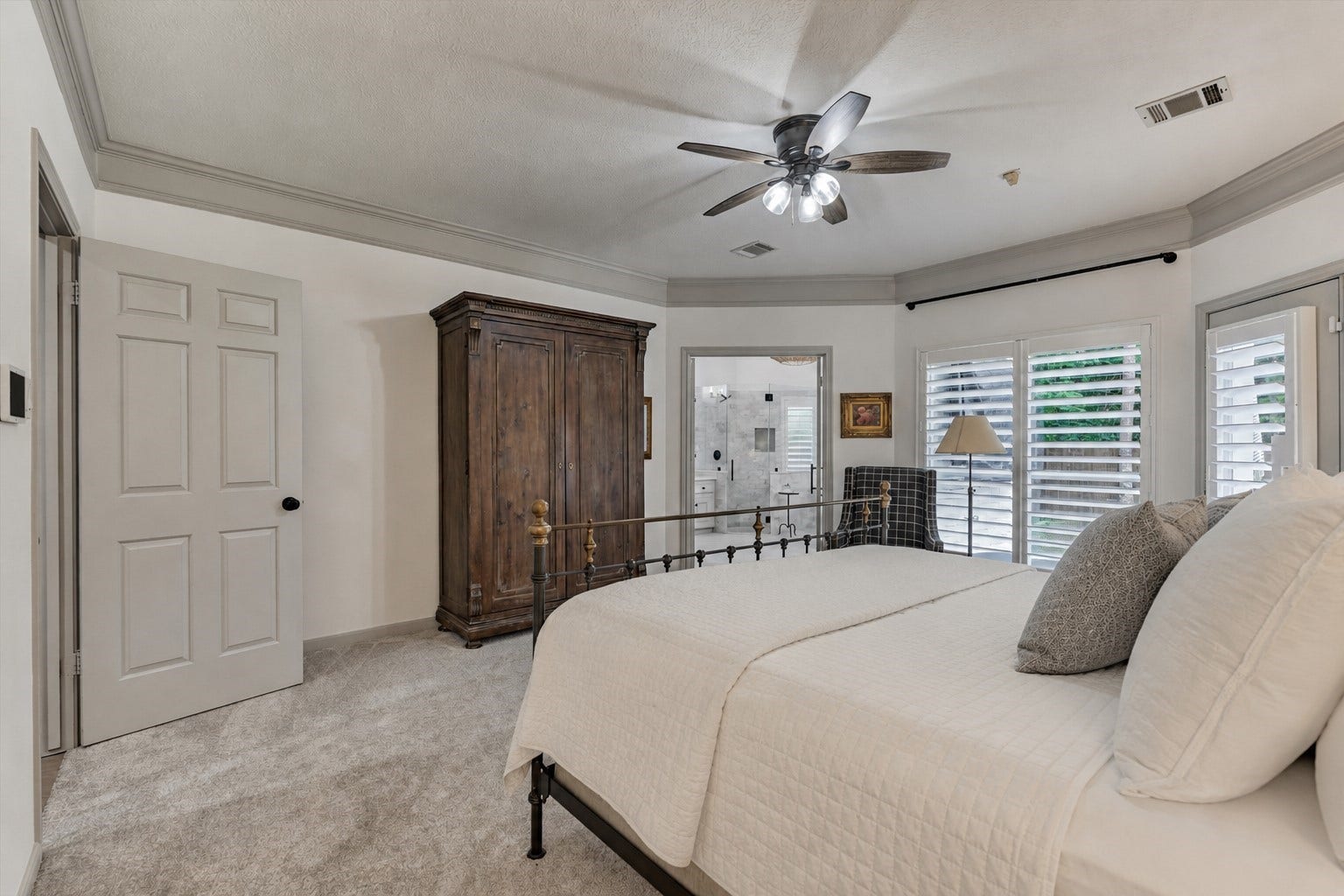 42 Golden Shadow Circle, The Woodlands, TX 77381 Expansive primary suite features sweeping backyard views and abundant space for large furnishings.
