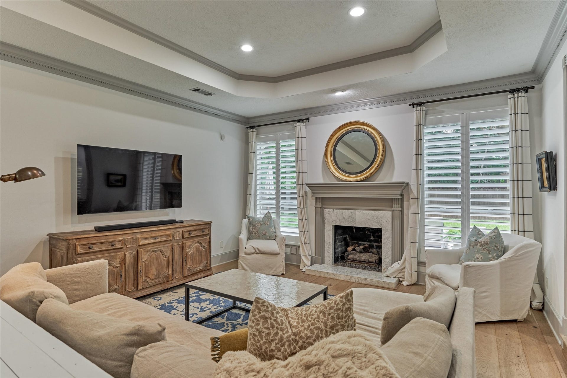 42 Golden Shadow Circle, The Woodlands, TX 77381 Designed for both everyday living and entertaining, the den offers the perfect setting to gather with family and friends.
