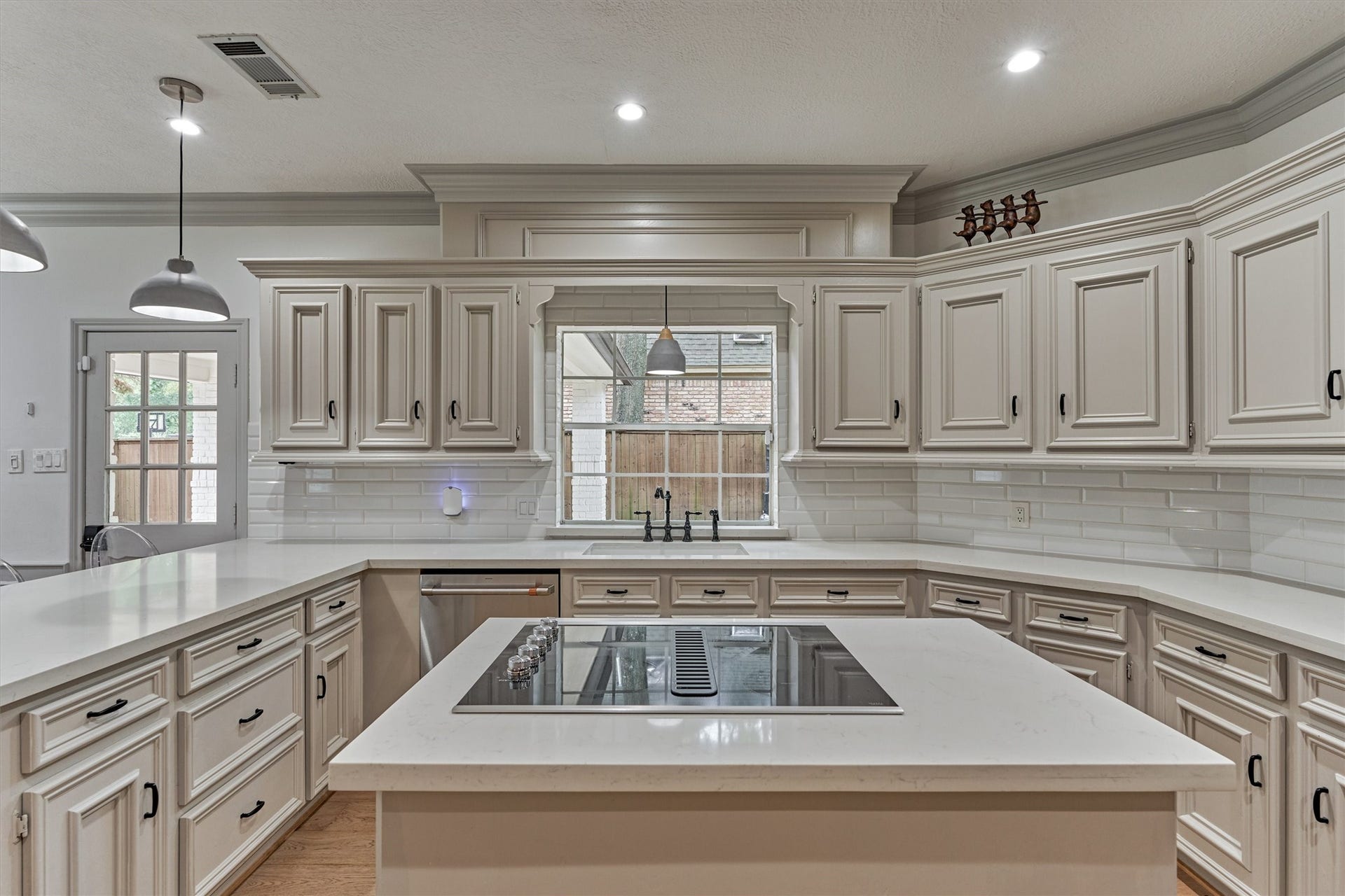 42 Golden Shadow Circle, The Woodlands, TX 77381 Notice the light, bright, neutral palette throughout this gourmet kitchen.