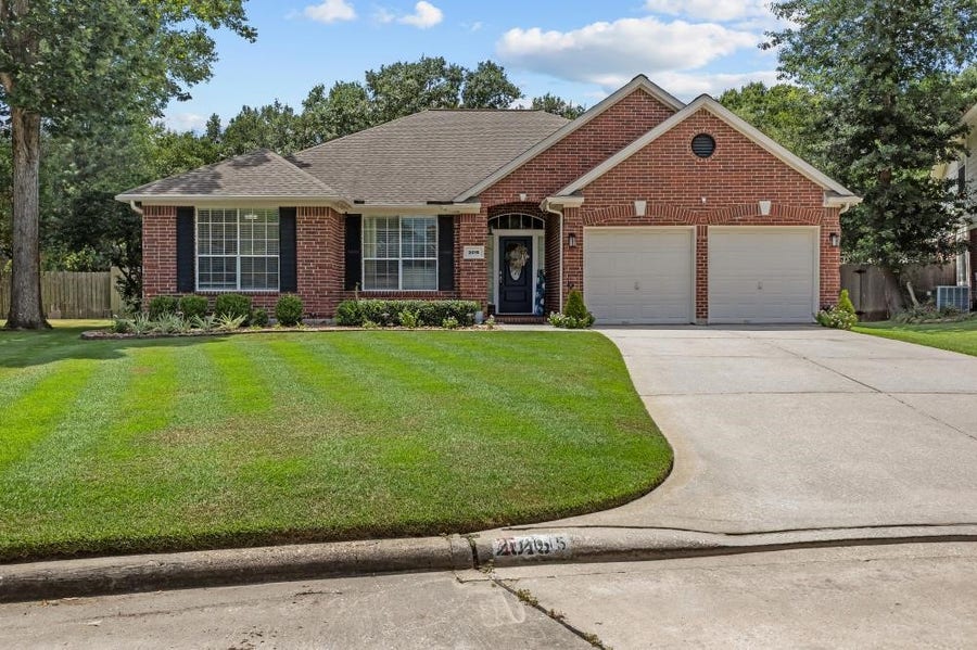 Property photo for 2015 E Trail Water Court, Houston, TX