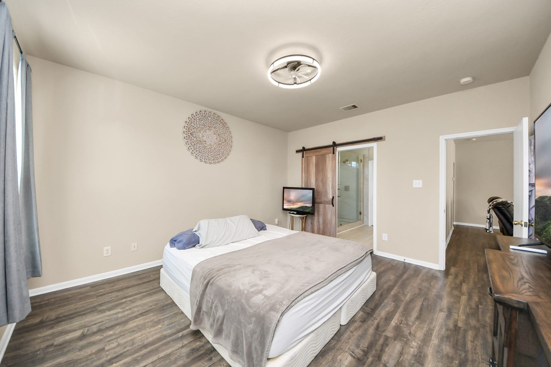 10826 Shannon Mills Lane, Houston, TX 77075 Master Bedroom