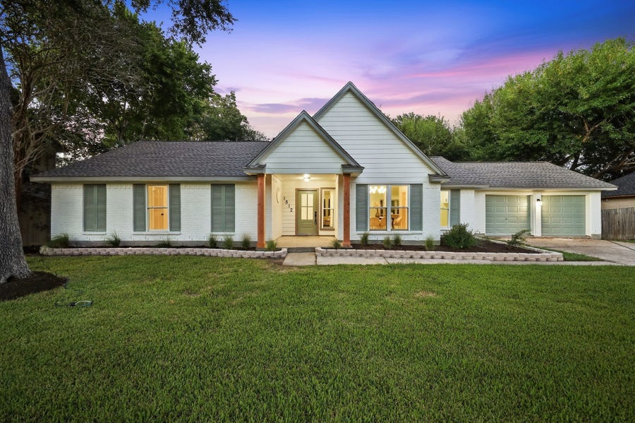 Property photo for 1512 Windsor Drive, Friendswood, TX