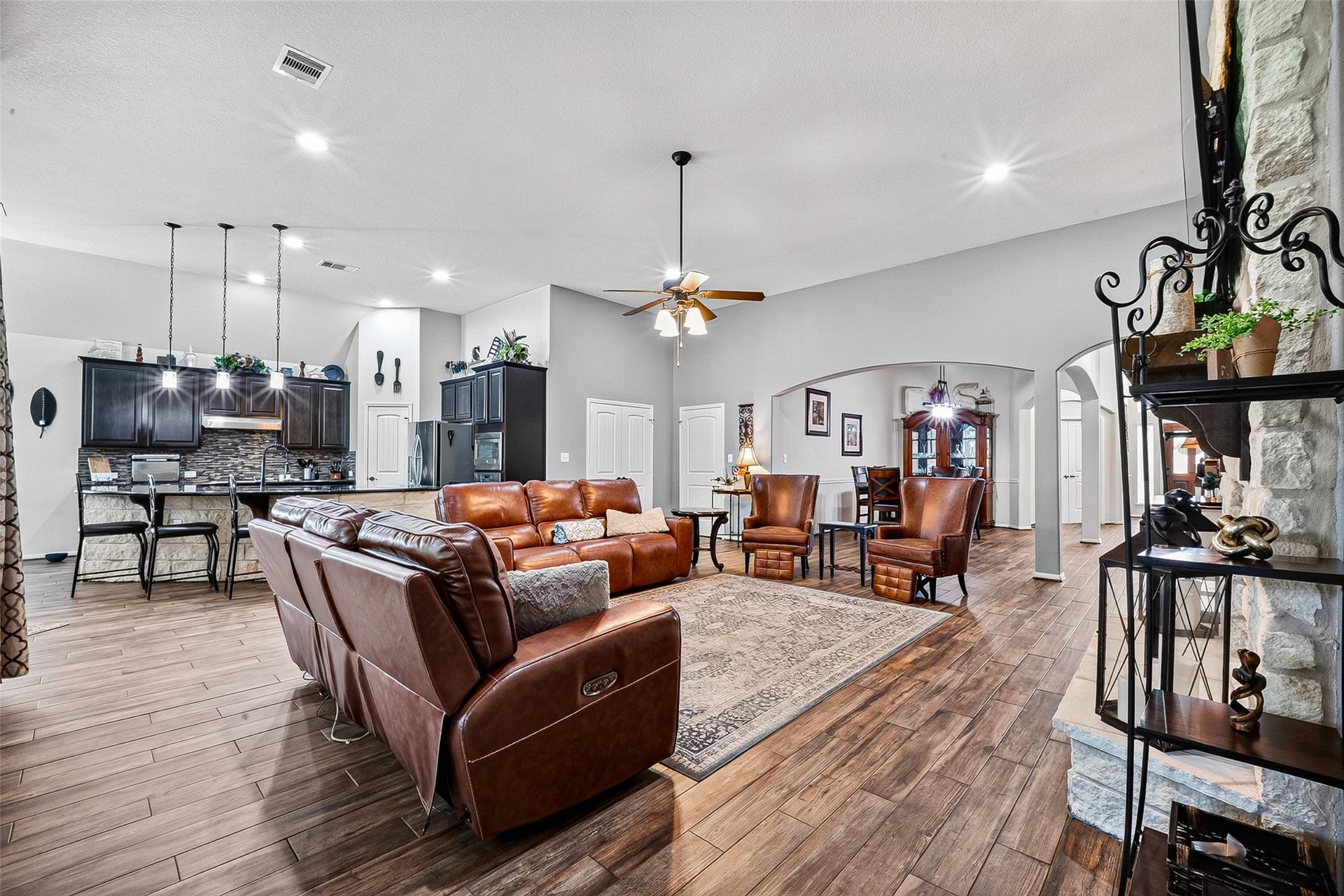 2414 Alexandra, Deer Park, TX 77536 Elegant Livingroom That Flows Effortlessly Into The Kitchen