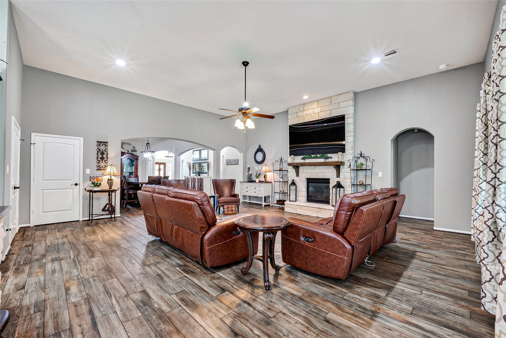 2414 Alexandra, Deer Park, TX 77536 Soft Natural Light Pours In Throuh The Windows, Highlihting The Spacious Design and Enhancing The Warm, Inviting Amiance