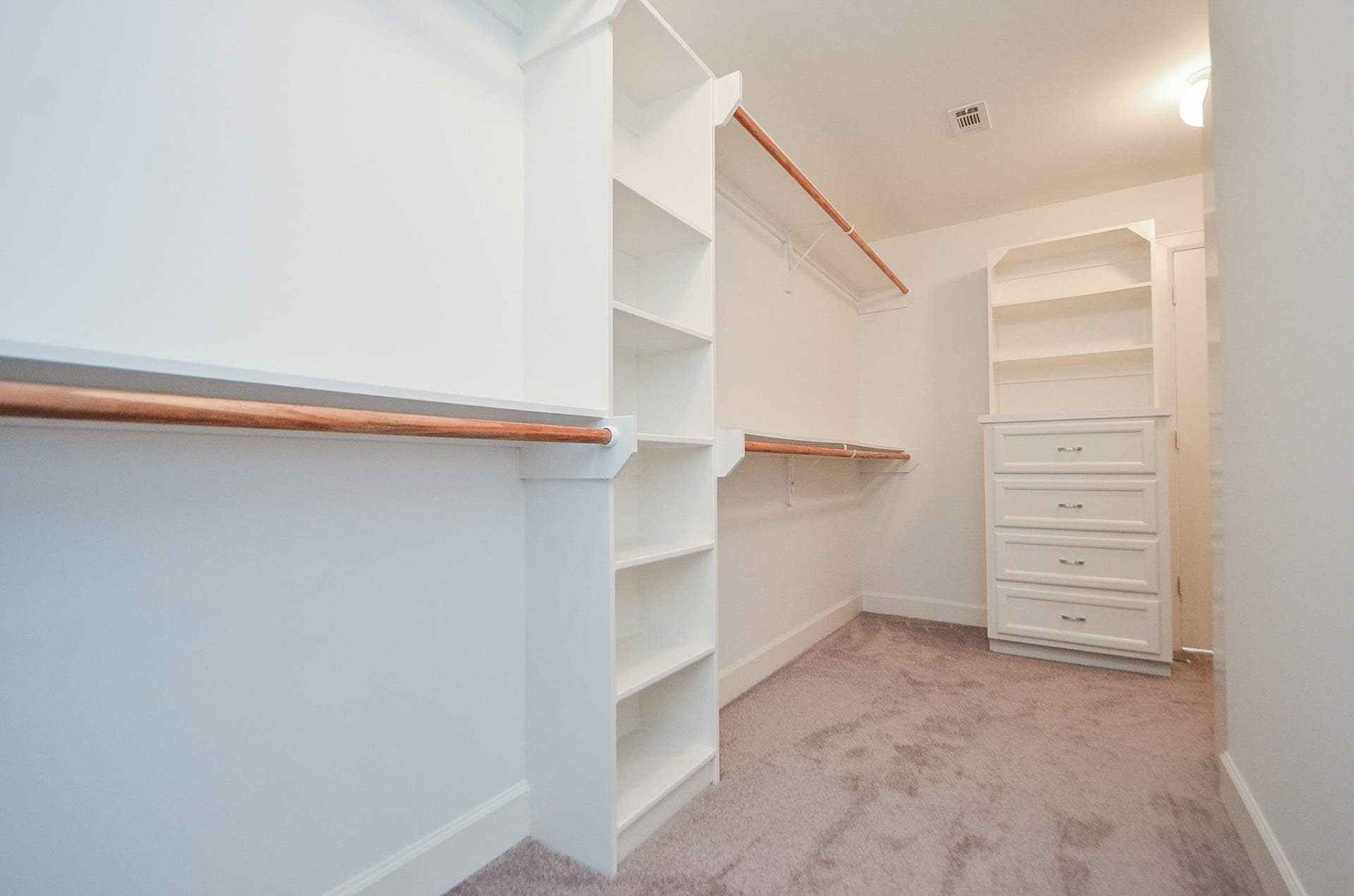 924 E 39th Street, Houston, TX 77022 The other side of the closet with built ins throughout.