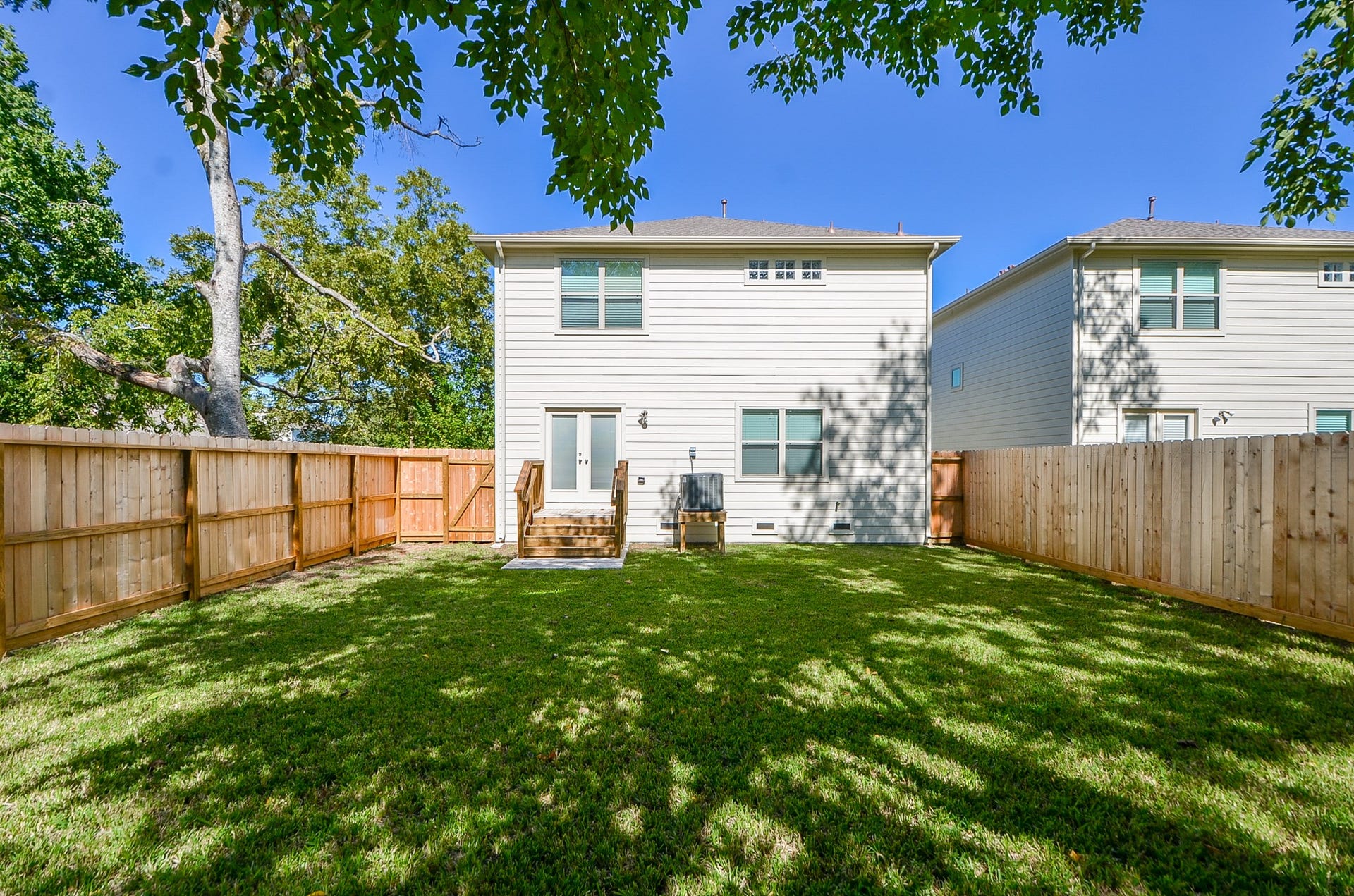 924 E 39th Street, Houston, TX 77022 Imagine the possibilities in this large, fully fenced, shaded backyard. Plenty or room for kids or the dog to run and play!