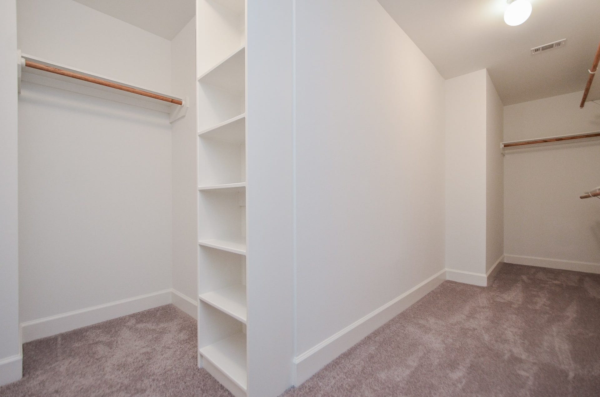 924 E 39th Street, Houston, TX 77022 Check out all of the space and storage that the master closet provides! Plenty of room for clothing, bags, shoes, and other necessary storage.