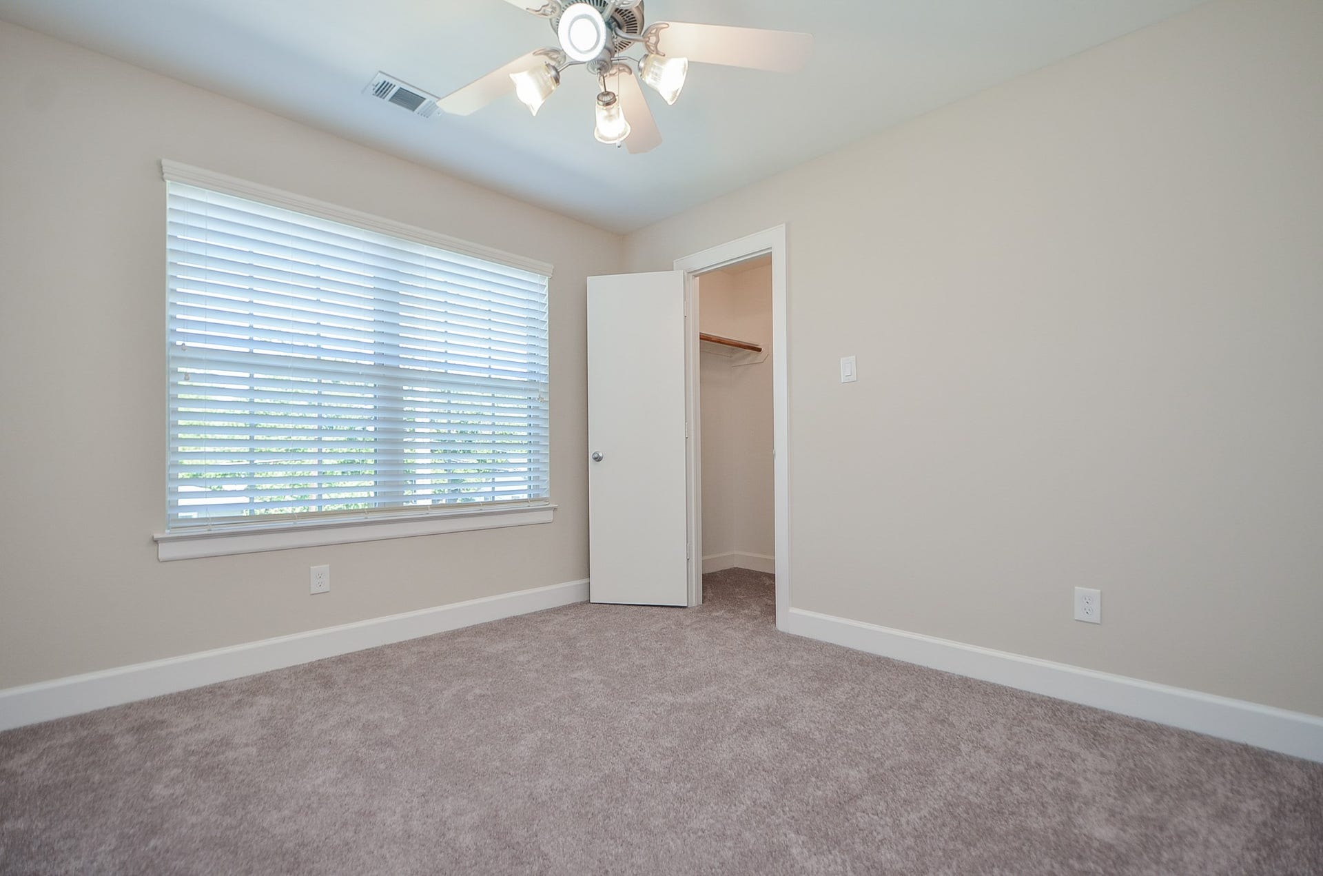 924 E 39th Street, Houston, TX 77022 Down the hall from the master are two spacious secondary bedrooms. Each bedroom has a walk in closet, neutral paint, plush carpet. and a ceiling fan.