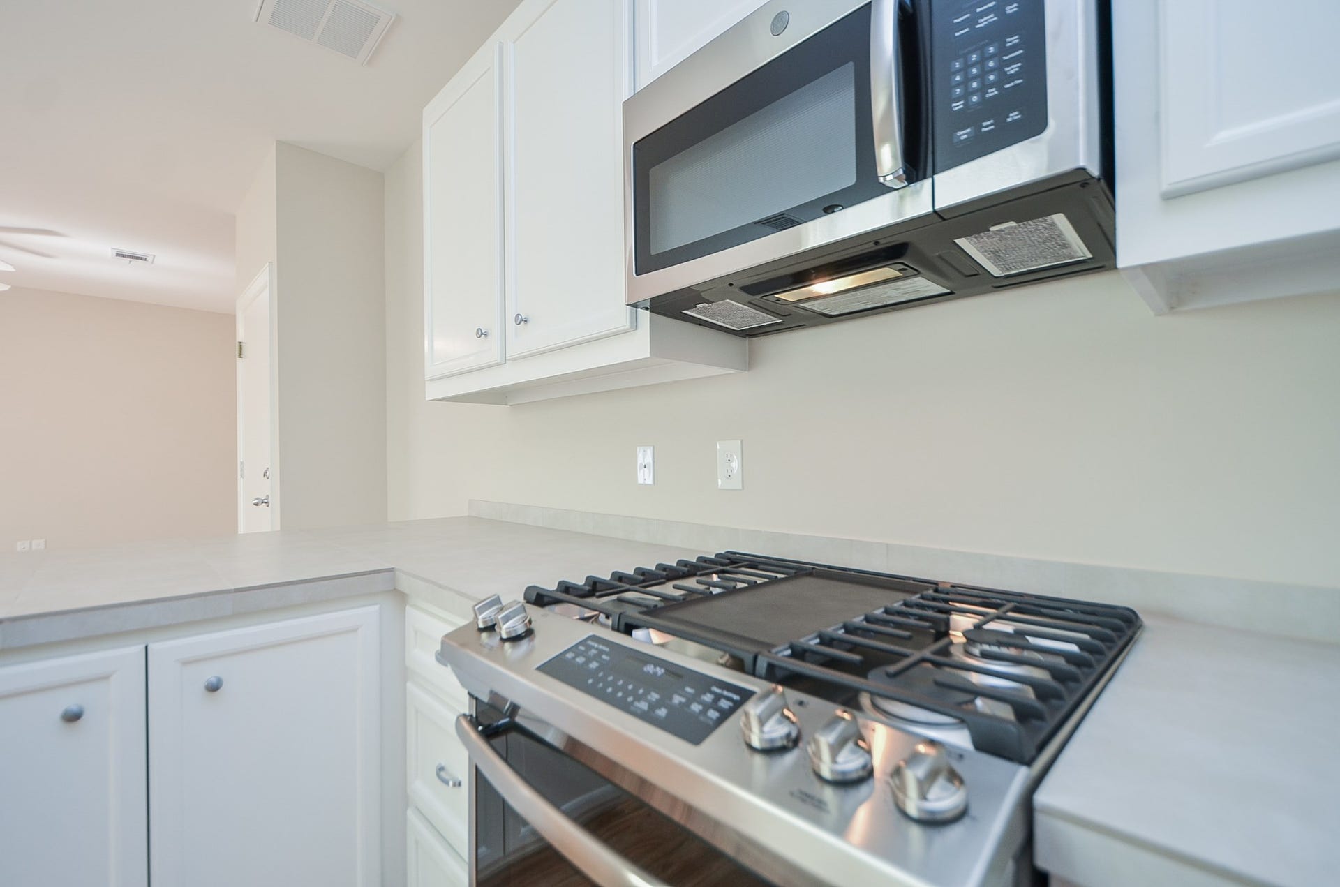 924 E 39th Street, Houston, TX 77022 Property comes with five burner, GE gas stove with a griddle, convention oven, stainless steel microwave, and fridge.