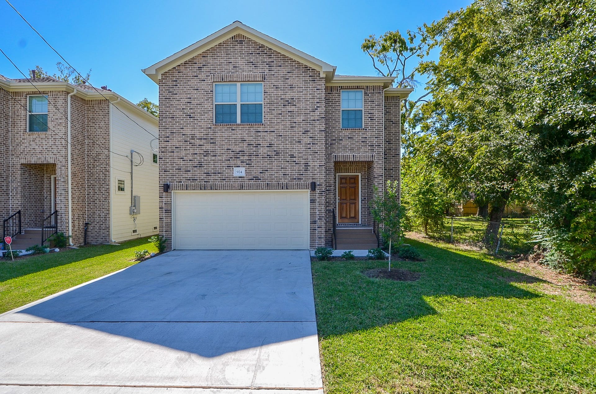 924 E 39th Street, Houston, TX 77022 Beautiful brick exterior and mahogany wood door provide great curb appeal.