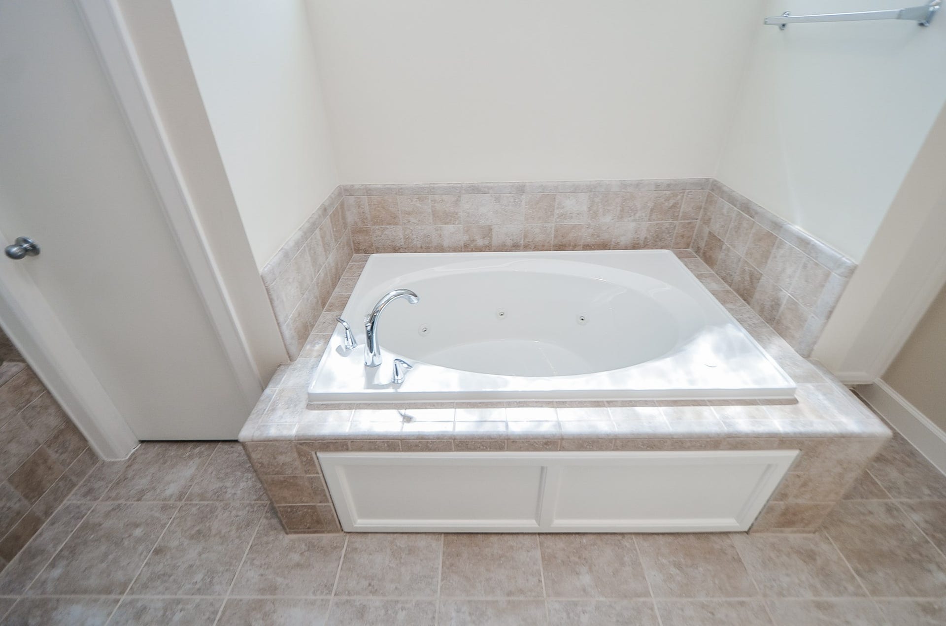 924 E 39th Street, Houston, TX 77022 Additional tub view.