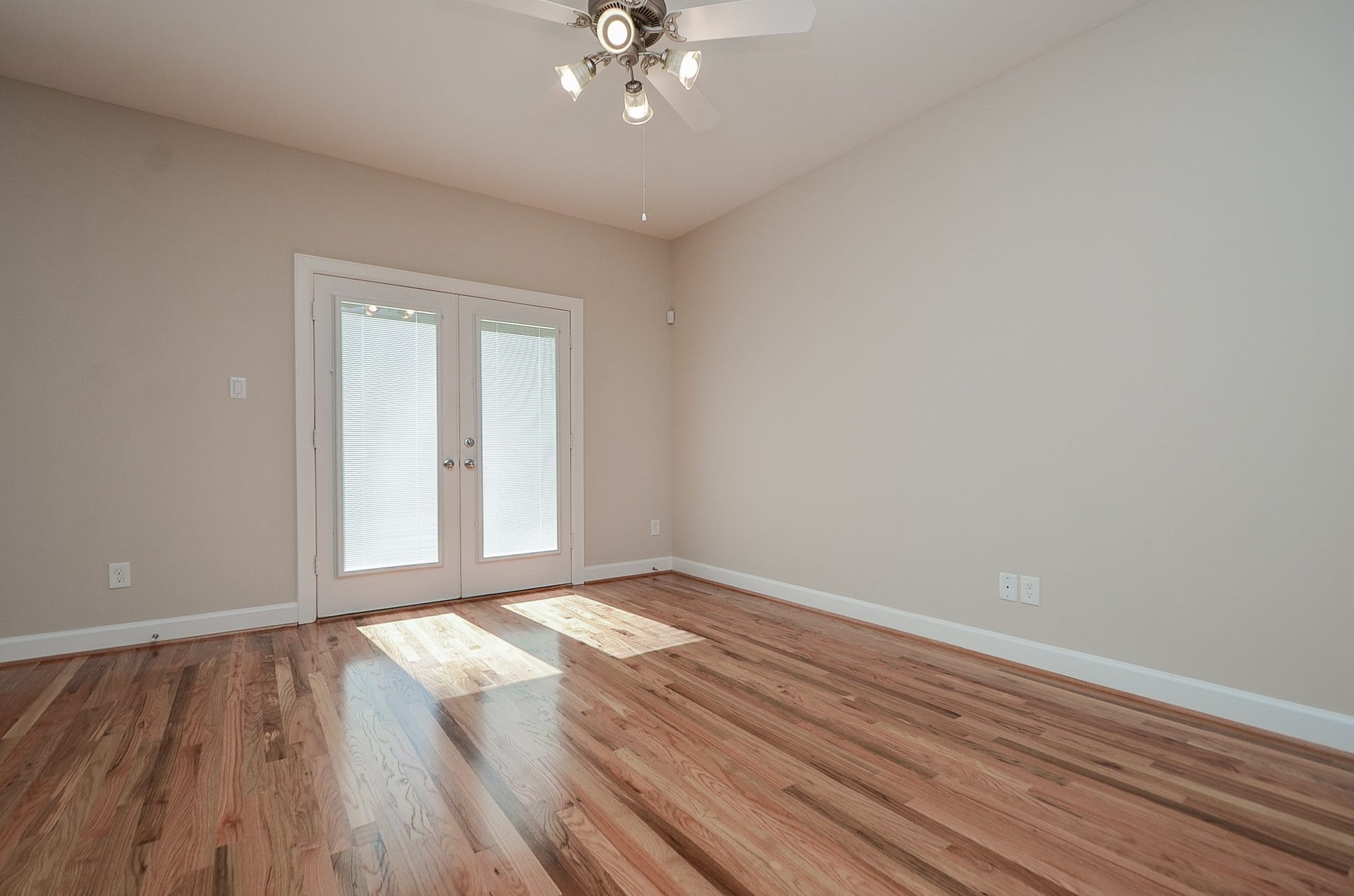 924 E 39th Street, Houston, TX 77022 Double doors in the living area lead into the spacious backyard. Neutral paint, a ceiling fan, and gleaming red oak floors accentuate the living area.