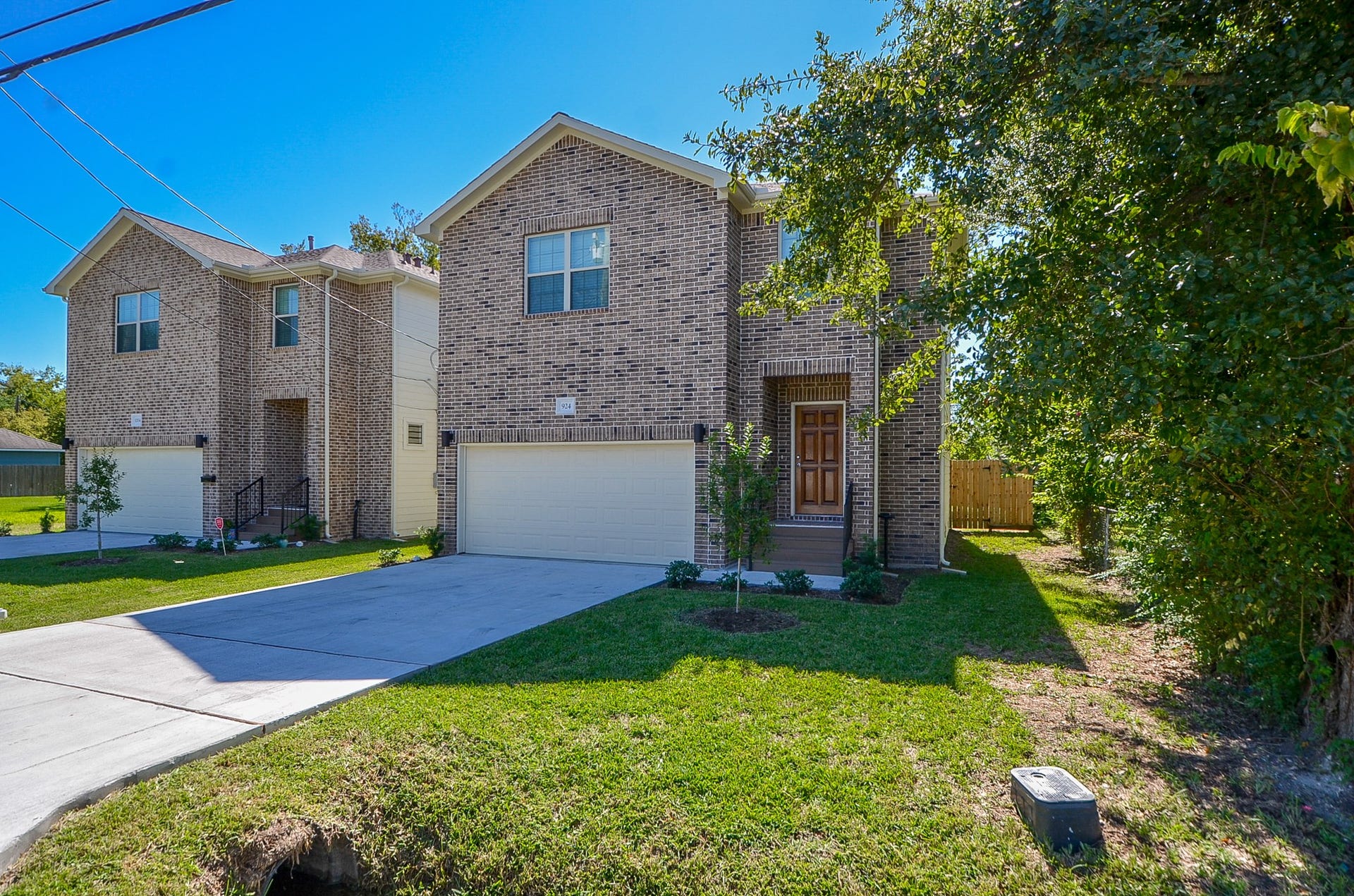 924 E 39th Street, Houston, TX 77022 Private driveway provides space for tenant or guest parking.