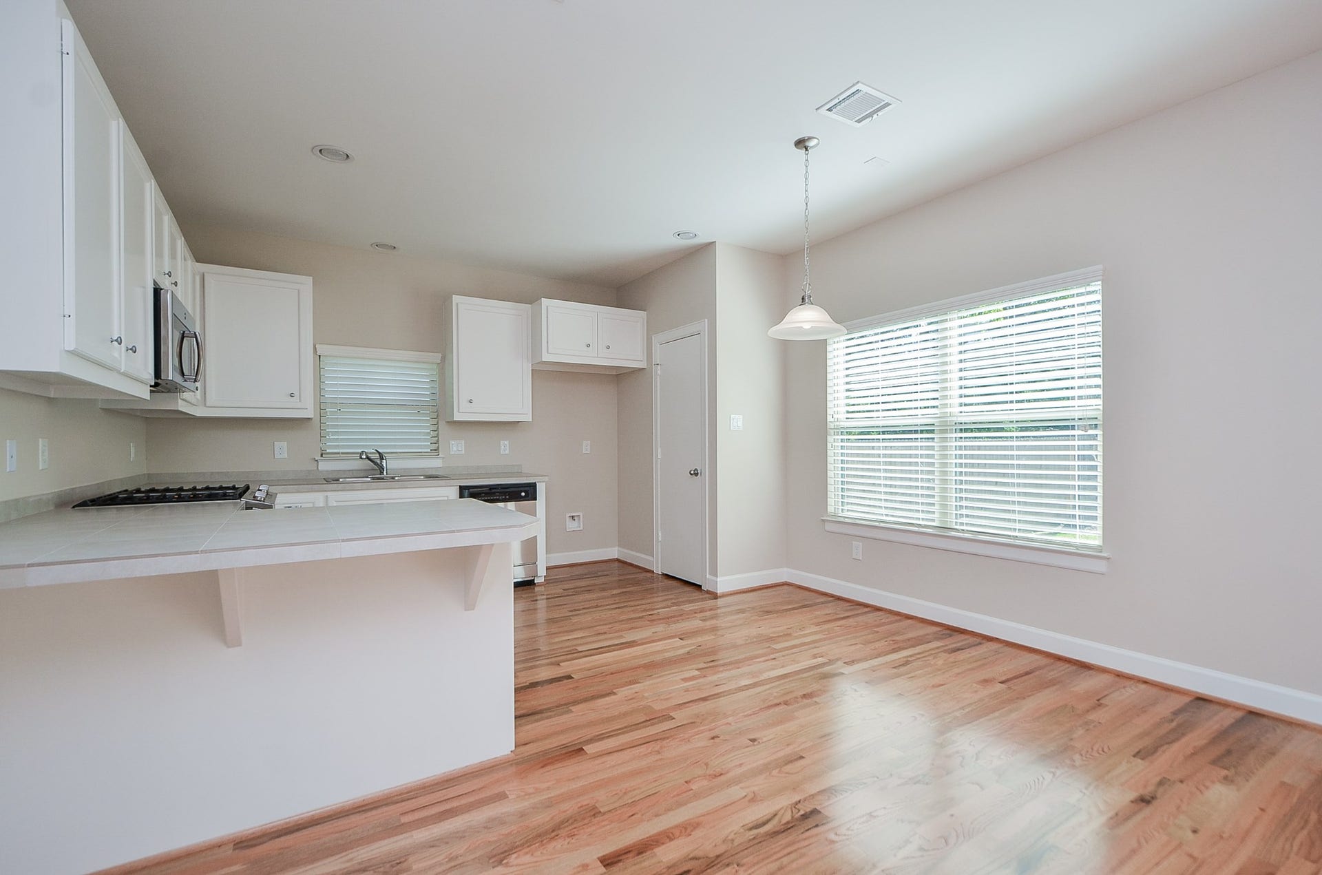 924 E 39th Street, Houston, TX 77022 The kitchen area provides a breakfast bar as well as room for a breakfast table. Please note that landlord will provide a refrigerator if tenant does not have their own.