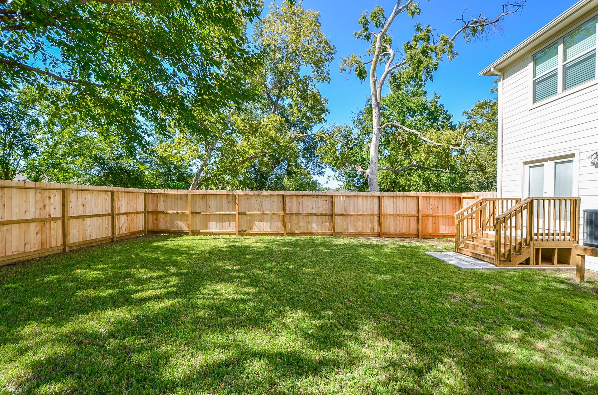 924 E 39th Street, Houston, TX 77022 Additional backyard view. Notice the raised elevation of the living area of the home.