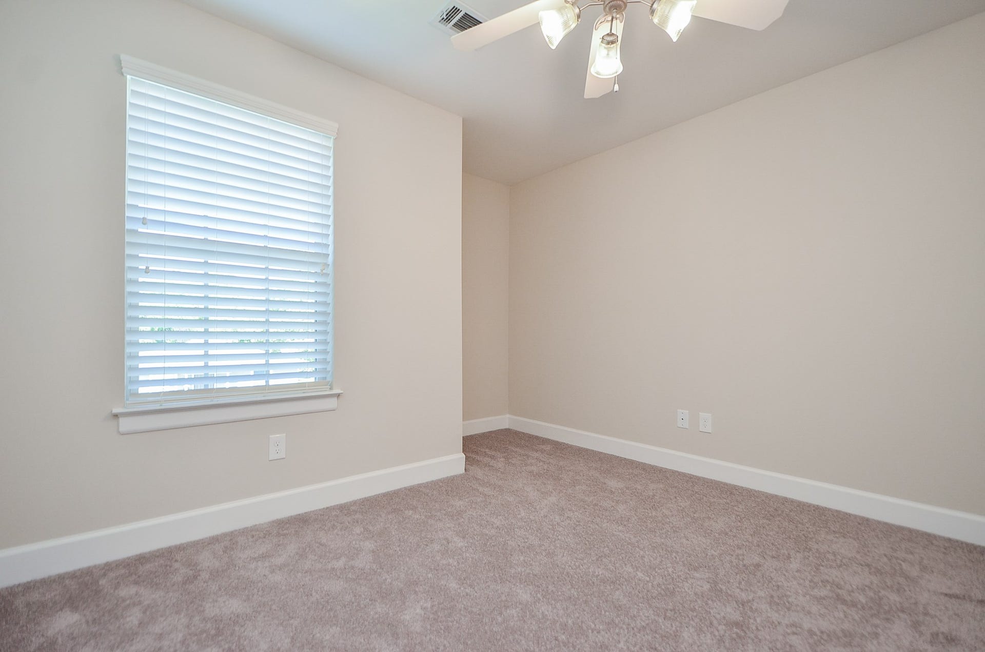 924 E 39th Street, Houston, TX 77022 924 E 39th Street, Houston, TX 77022