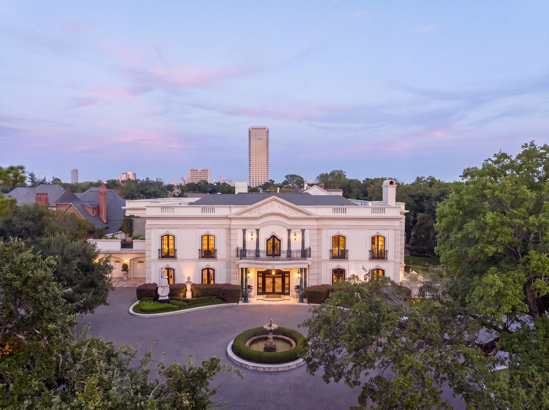 2115 River Oaks Boulevard, Houston, TX 77019 2115 River Oaks Boulevard offers an opportunity to own a piece of Houston history.