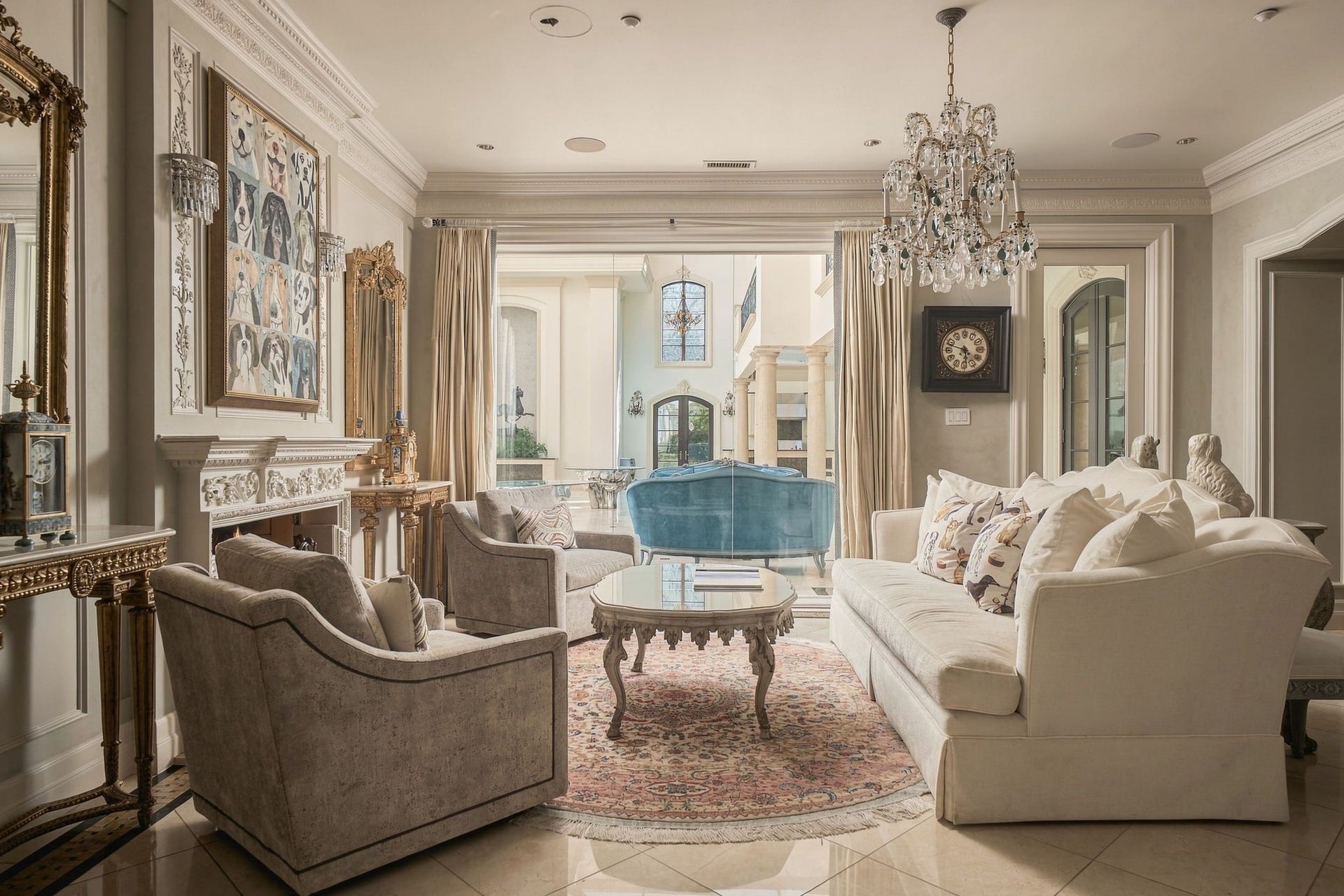 2115 River Oaks Boulevard, Houston, TX 77019 This intimate sitting room off the kitchen and formal dining, with an open view toward the pool atrium.