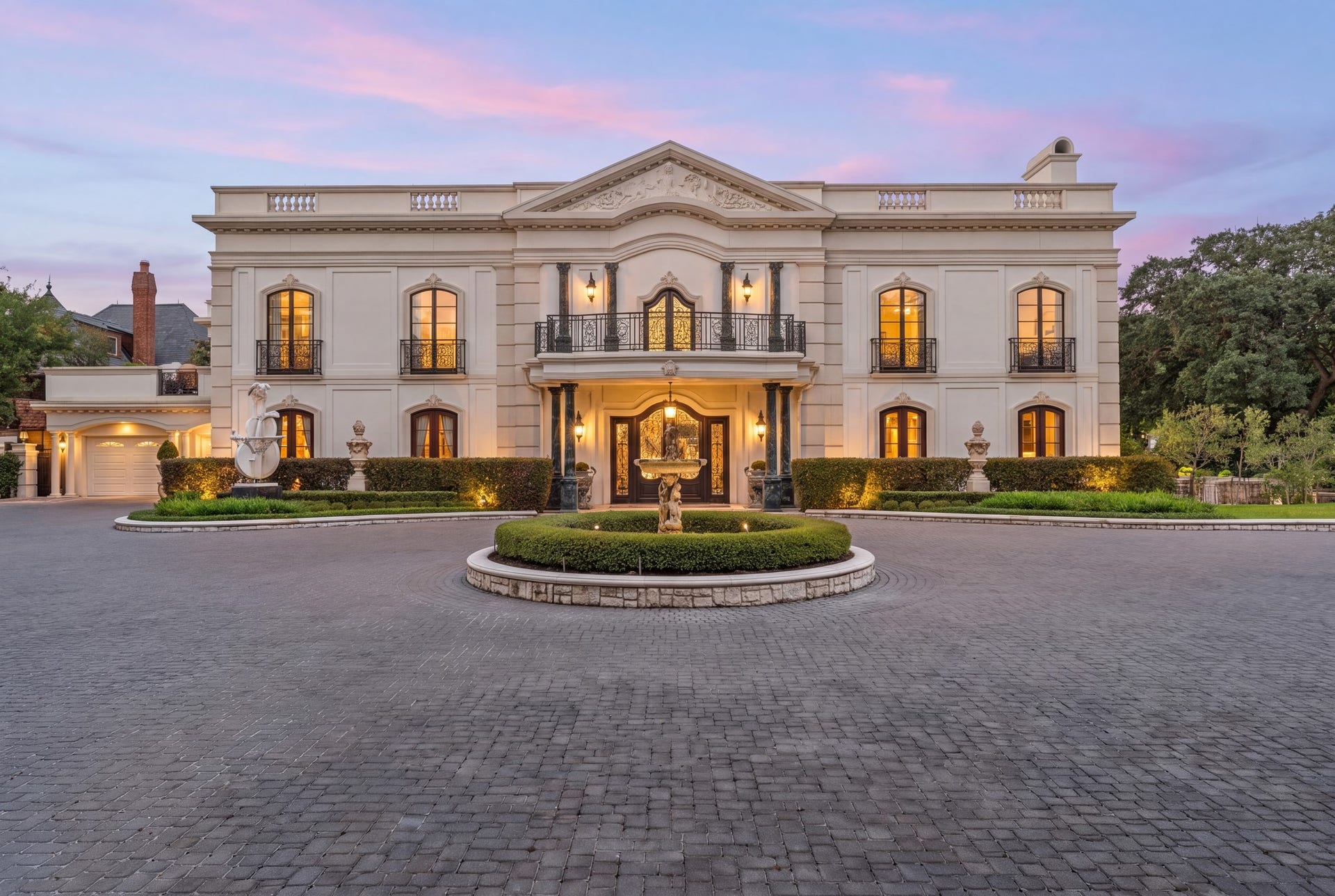 2115 River Oaks Boulevard, Houston, TX 77019 Welcome to your grand entrance on River Oaks Boulevard.