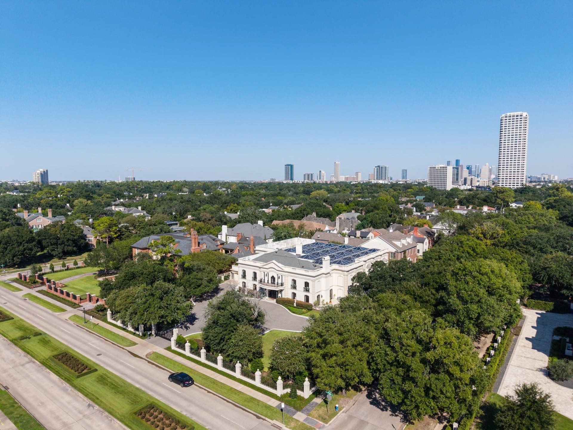 2115 River Oaks Boulevard, Houston, TX 77019 A River Oaks boulevard estate with breathtaking views of this tree-lined boulevard frontage.